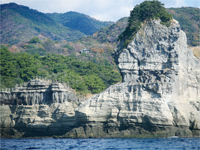 切り立つ奇岩