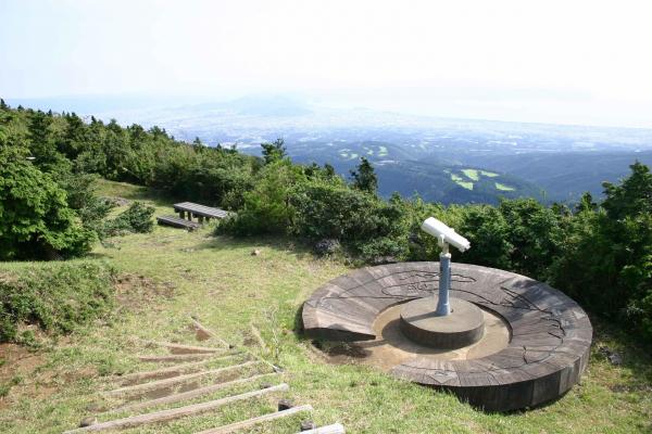 標高846.3mにある池ノ平展望公園。展望台には30倍望遠鏡が備えられた方位盤があり、駿河湾を一望できます。