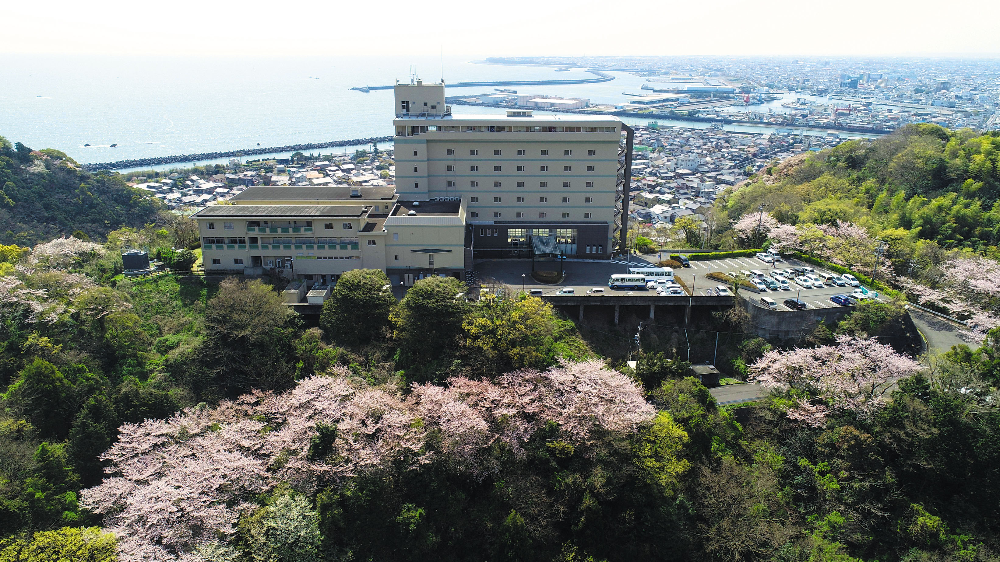 宿からは駿河湾と焼津市街が一望できます。