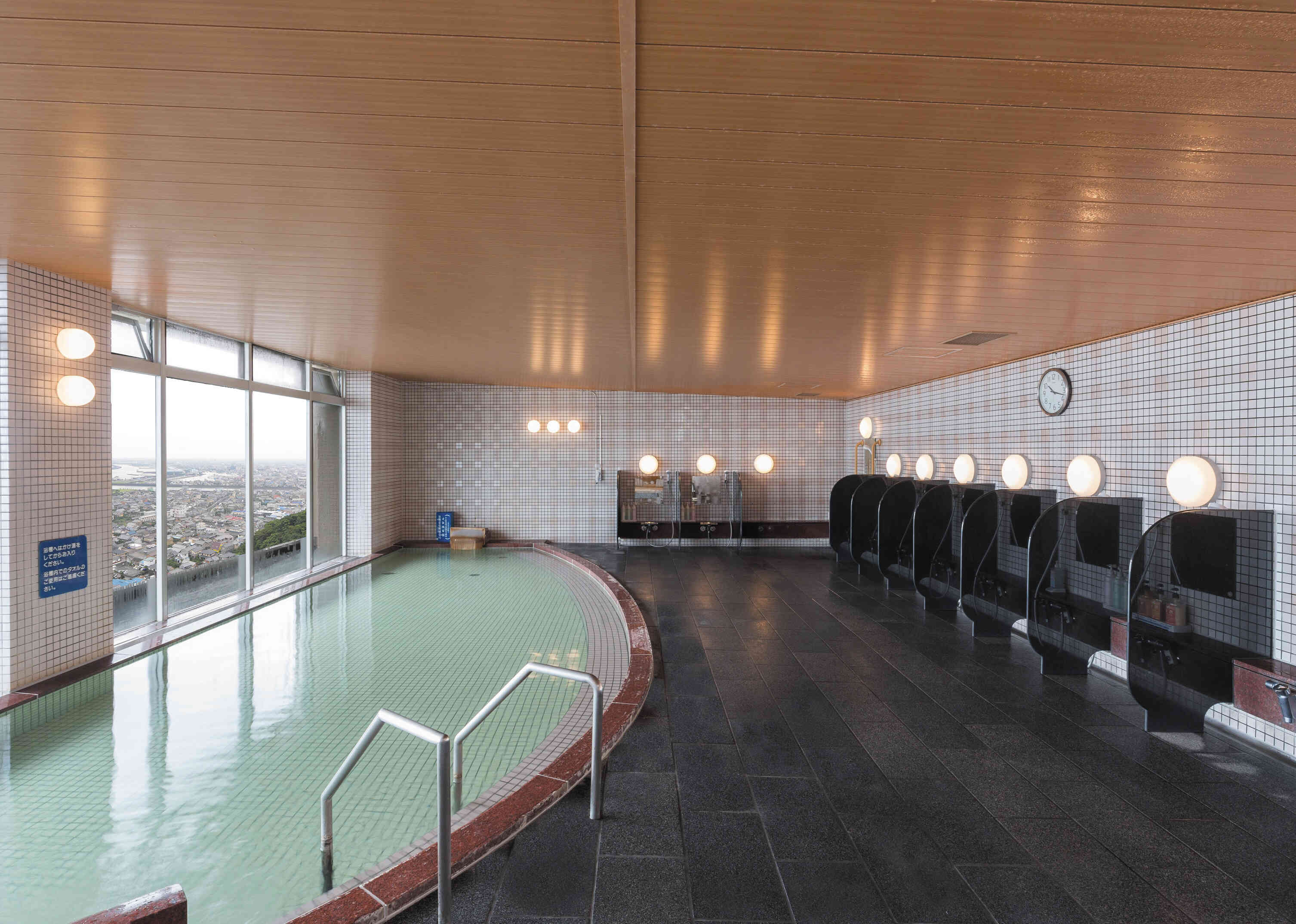8階展望風呂では、やいづ黒潮温泉をお楽しみいただけます。