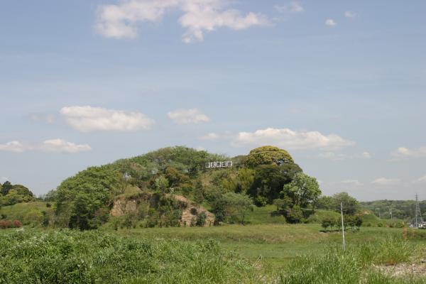 久野城址 放射状丘陵の末端を利用し、周囲に堀をめぐらした要害の地。西堀、北堀、大手などの地名や頂上近くに井戸が残っており往時を偲ばせる。