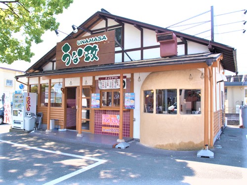 うなぎ焼く香りが広がる、和風のかわいいお店です。
お気軽にご来店くださいませ。スタッフ一同、心よりお待ちしております！