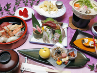 熱海の旅館で10年、鮨屋でも修行していた料理長が握るお鮨を

寿司会席でどうぞ…

刺身とはまた違った伊豆の鮮魚を味わってください。