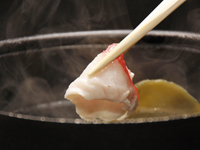 東伊豆の名物金目鯛をしゃぶしゃぶで…

定番の煮付けとはまた違った味わいがあります。