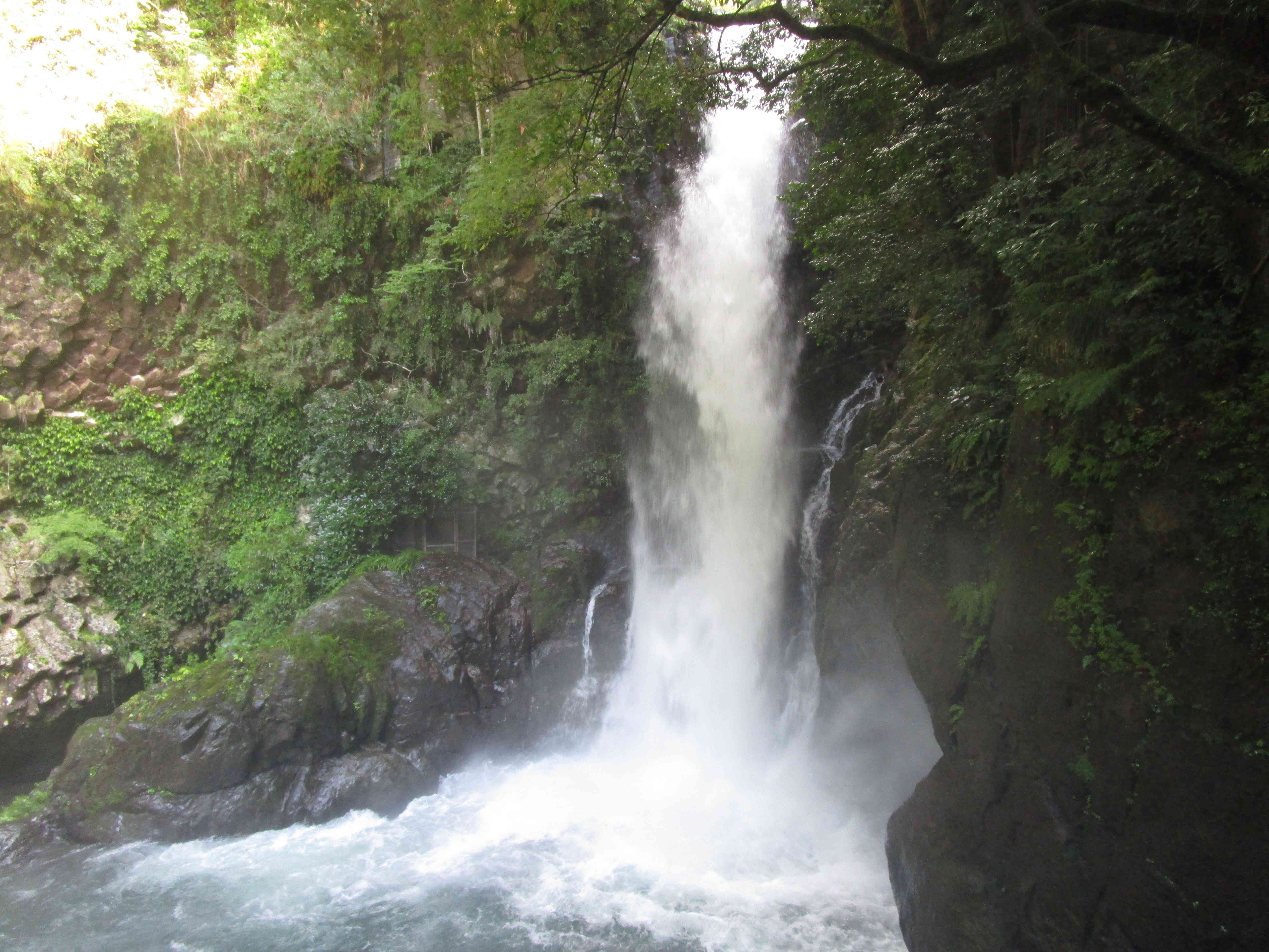 水しぶきがかかる展望デッキからの釜滝