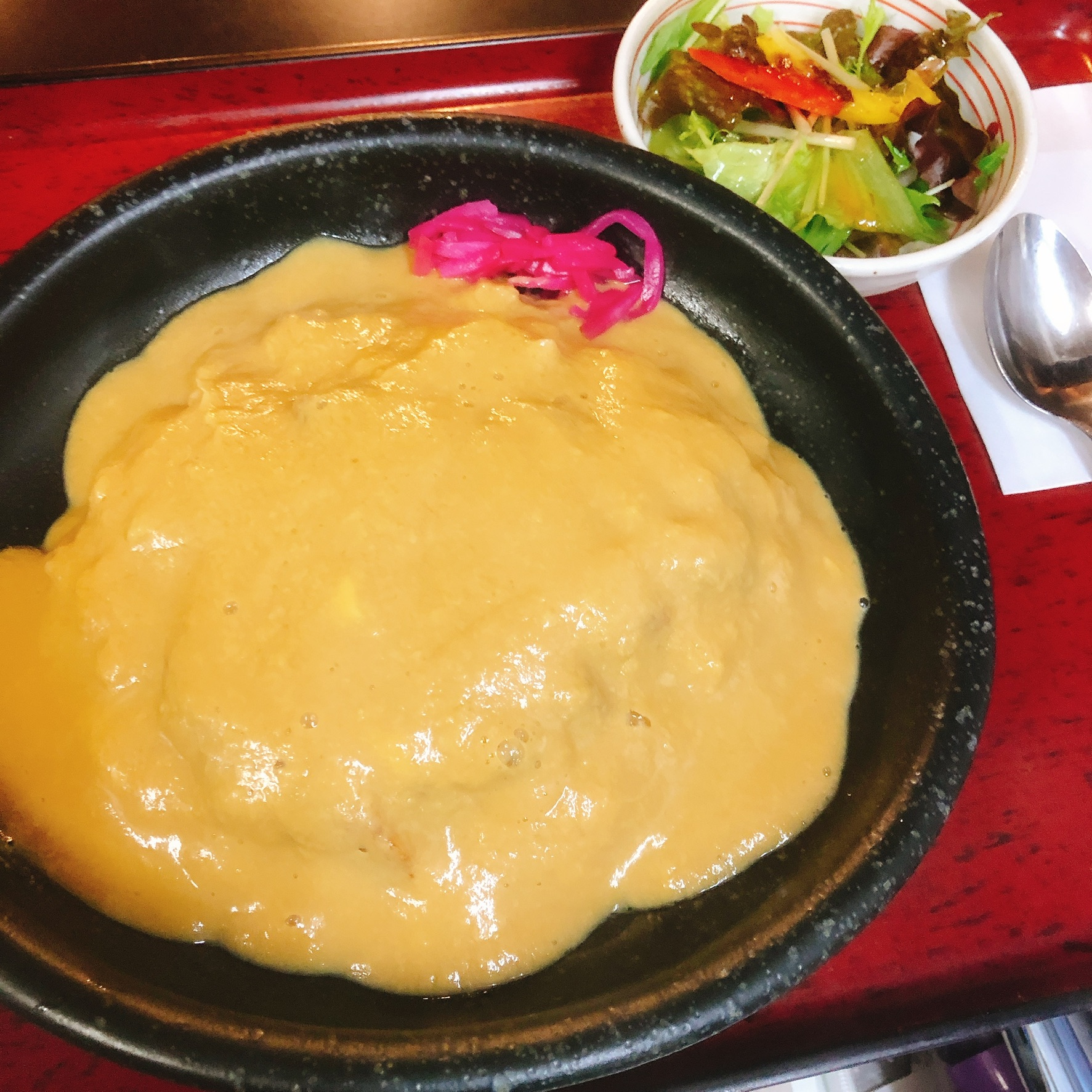 ご飯の上にゆでキャベツ、とんかつを乗せ、そばつゆベースの特製ふわとろ玉子タレをかけた自慢一品『かつ皿』