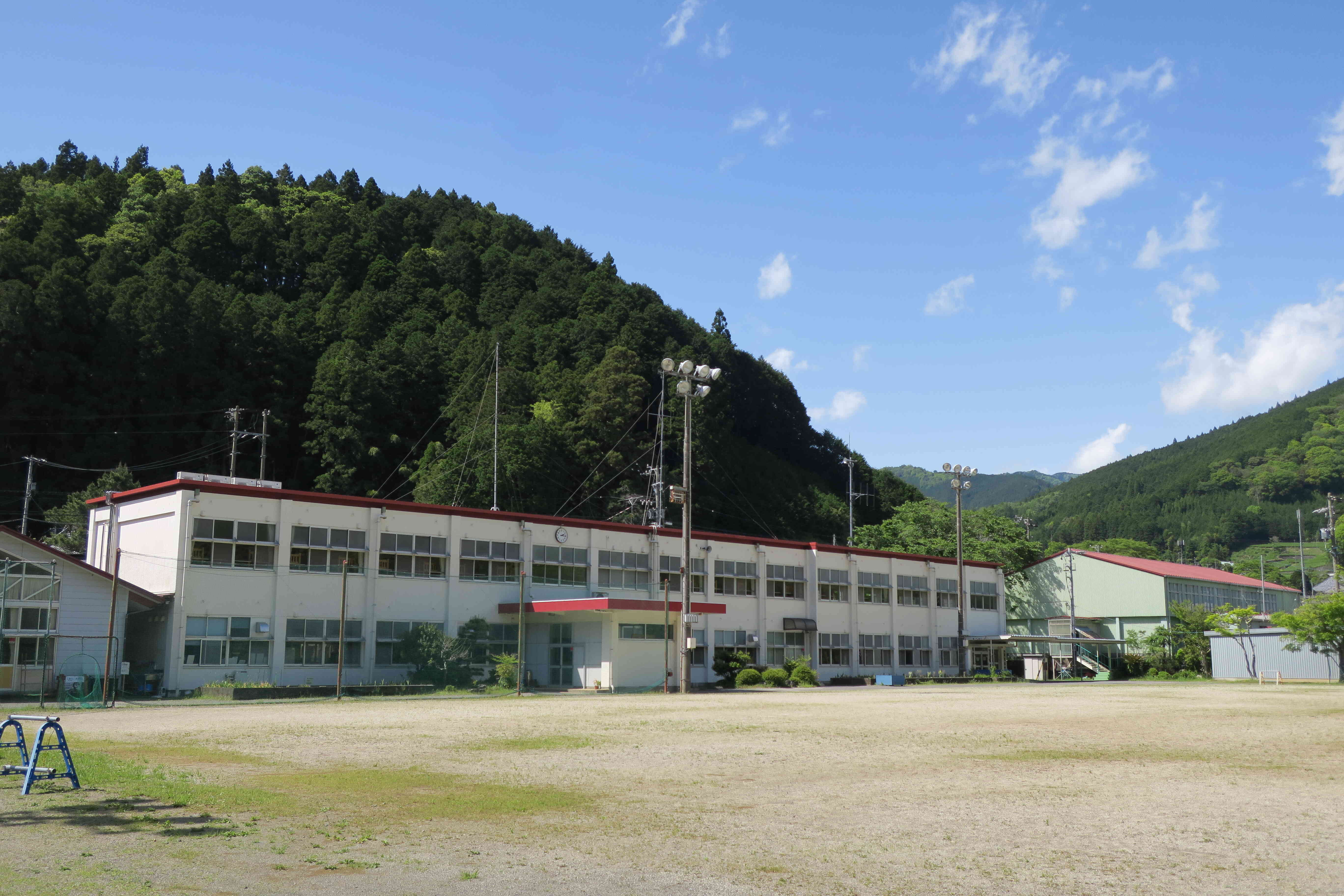 島田市川根町笹間上で笹間ダムより10キロ上流の山間地にあります