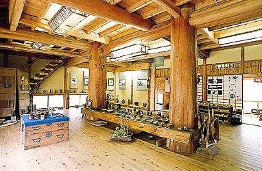 　鐡心氏の水墨画常設展示を行っている展示室のほか、茶室や囲炉裏部屋もあり、一服の紅茶でゆったりとくつろぐことができます。