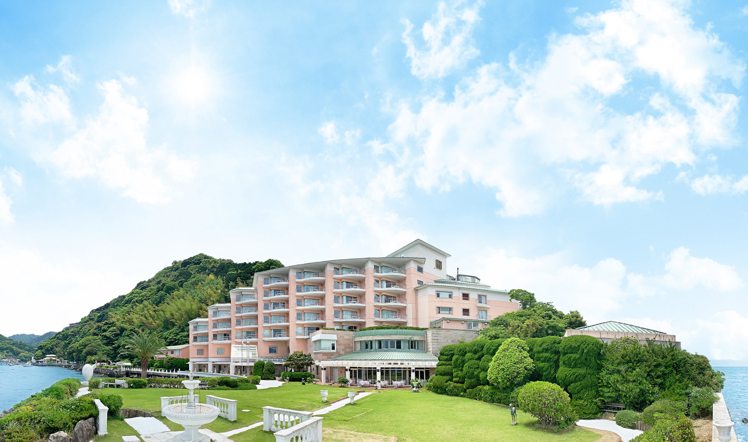 富士山に向かってV字型に建つ淡島ホテル。