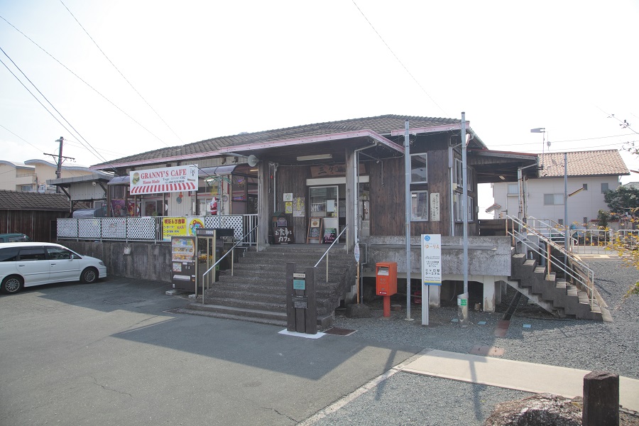 レンタサイクル受付のある三ヶ日駅駅舎