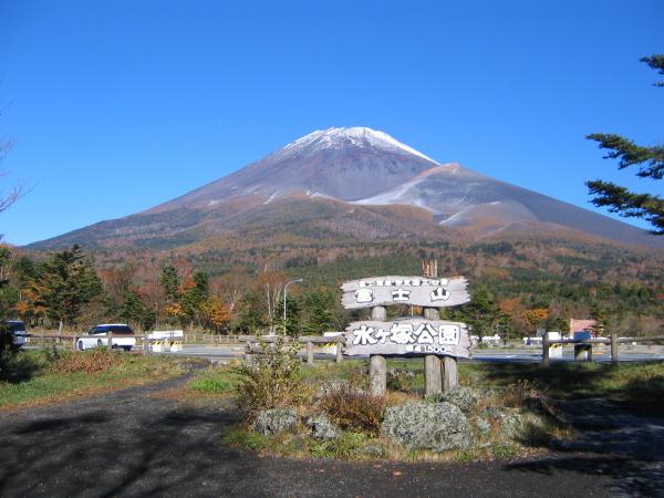 宝永火口を眼前に、雄大に構える富士山を眺めることができます。ここは富士山のフォトスポットとして有名で、春夏秋冬それぞれ違った富士山を見せてくれます。また、ここは富士山スカイライン沿いにあり、売店（森の駅富士山）やトイレもあり、ドライブ休憩にもぴったりです。