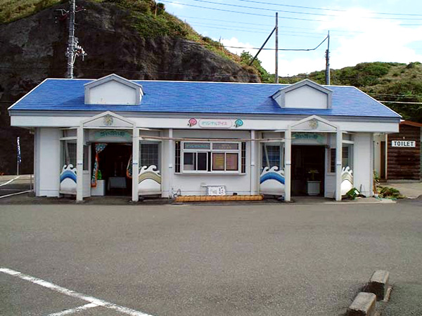 お店の外観です。反対側には…