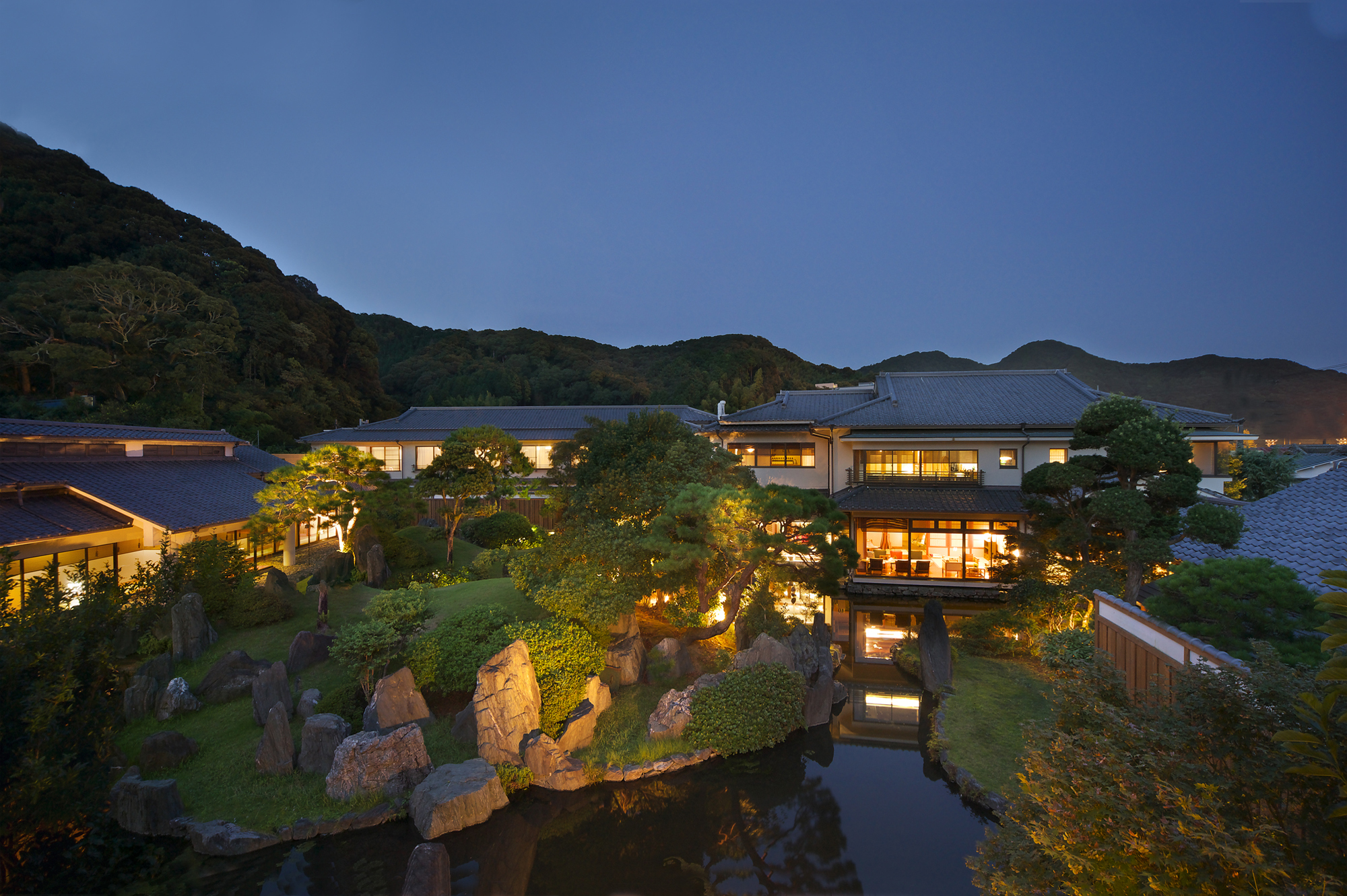 建物外観と中央の日本庭園