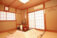 お部屋は和室です。入口に洗面台がついています。トイレは共同です。他に一部屋だけ二段ベッドが二つ並んだ部屋もあり客室状況によってはそちらを使っていただく場合もございます。