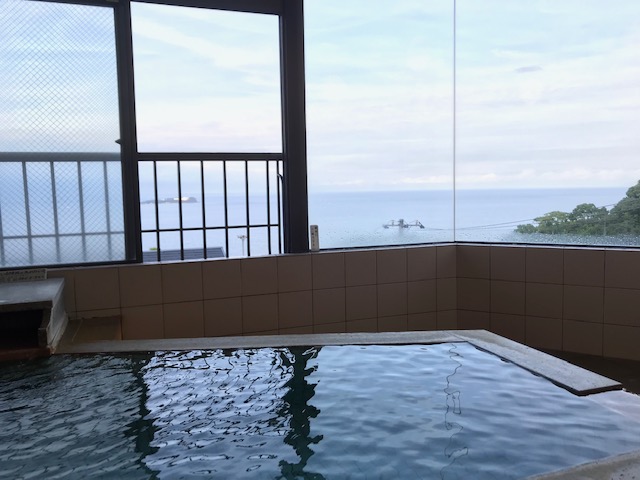 海側のお風呂。お天気の日は初島、伊豆大島、房総半島まで見渡せます