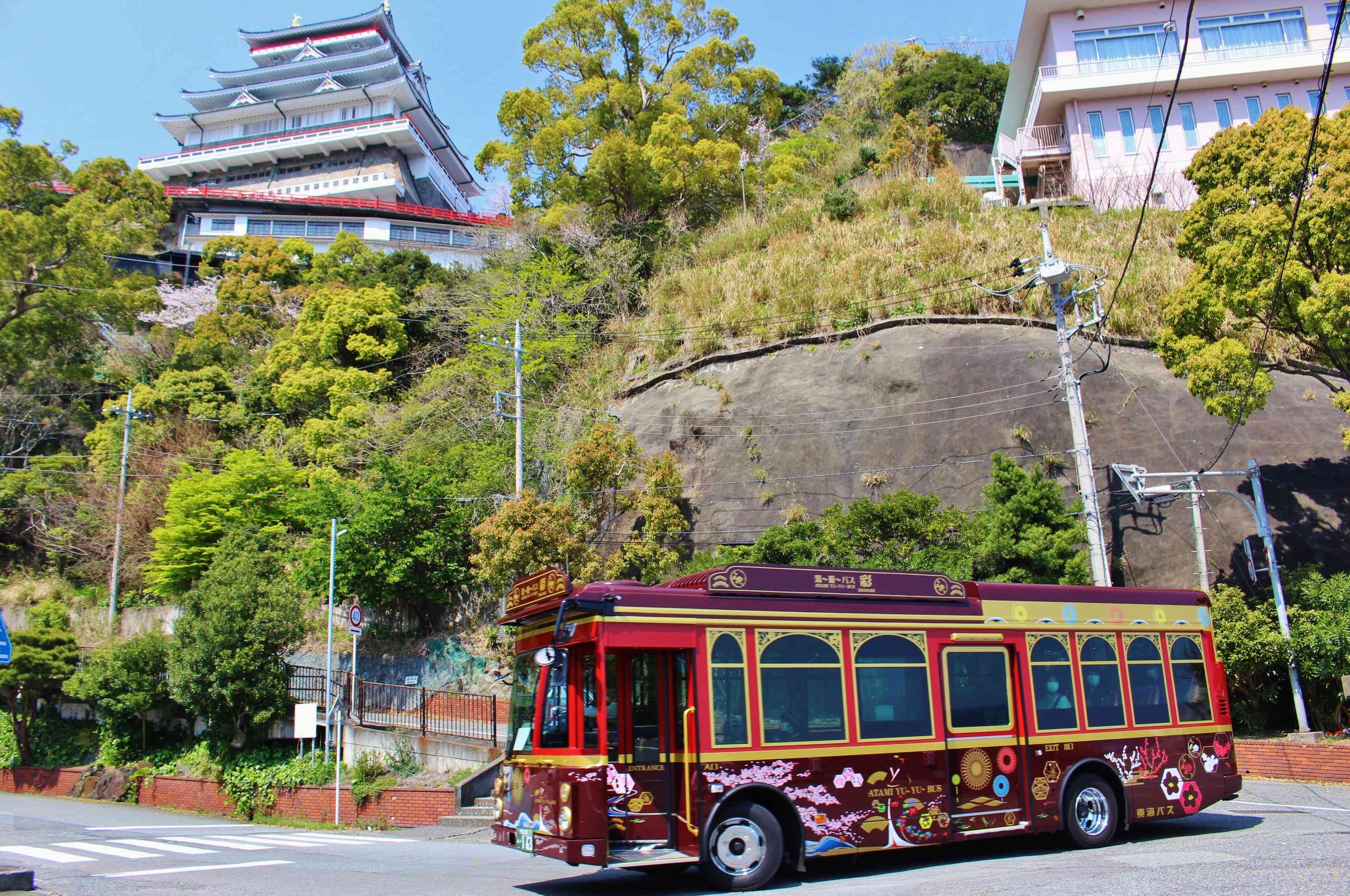 熱海市内名所めぐり「湯～遊～バス」の特別車両“彩(いろどり)”