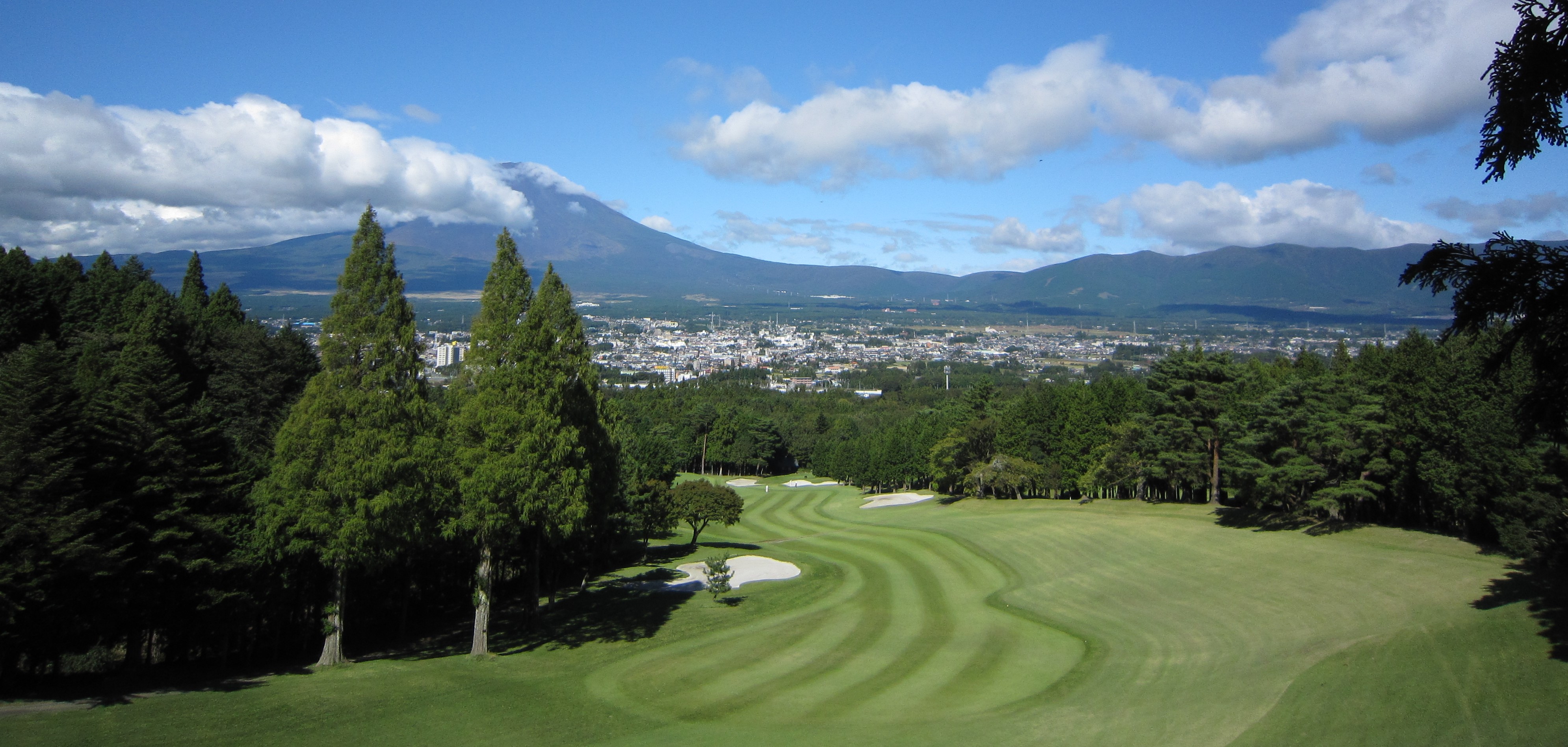 13番ホールより(富士山と御殿場市を眺める)