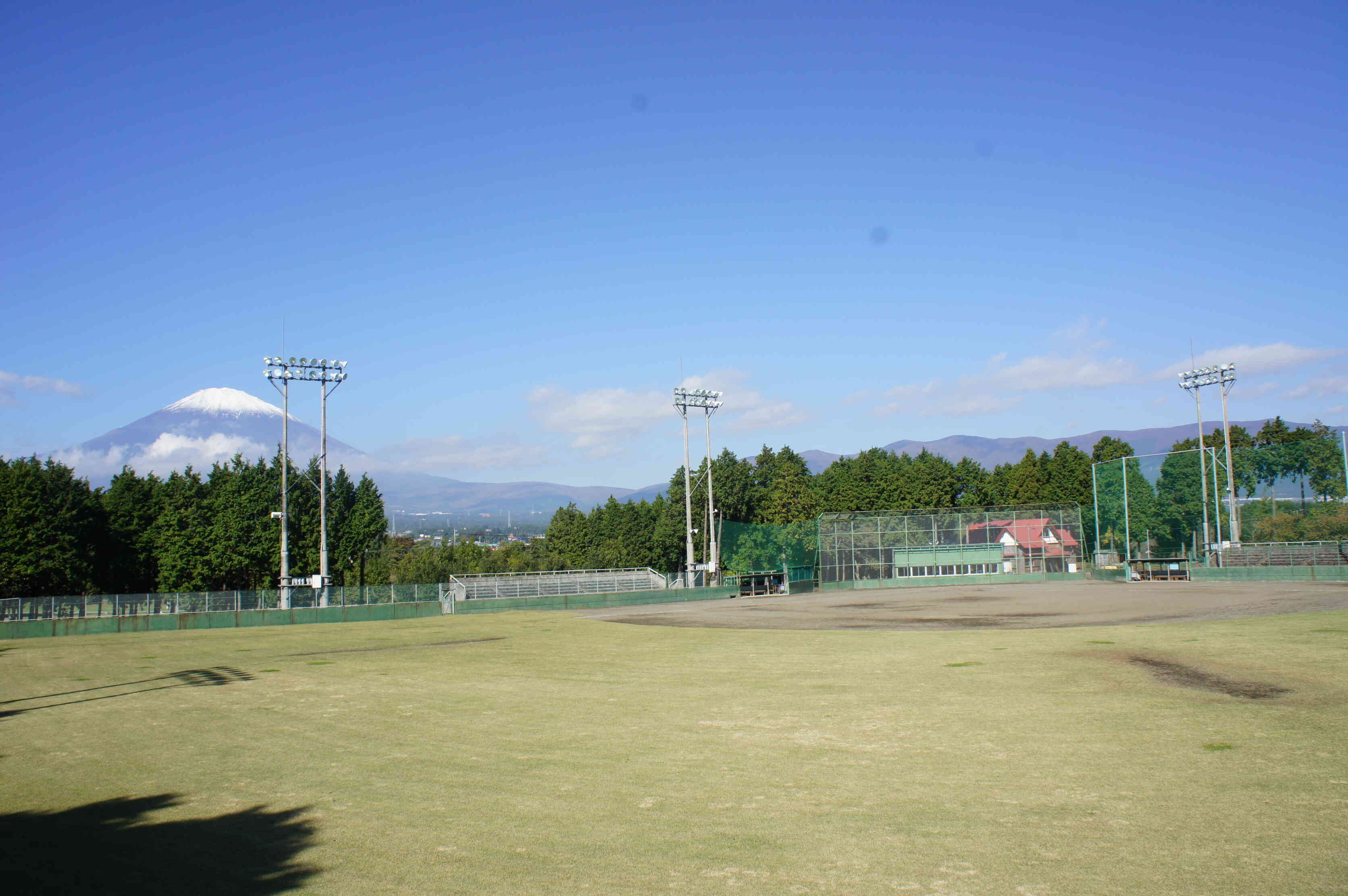 御殿場市営東運動場　野球場　ナイター利用可能。