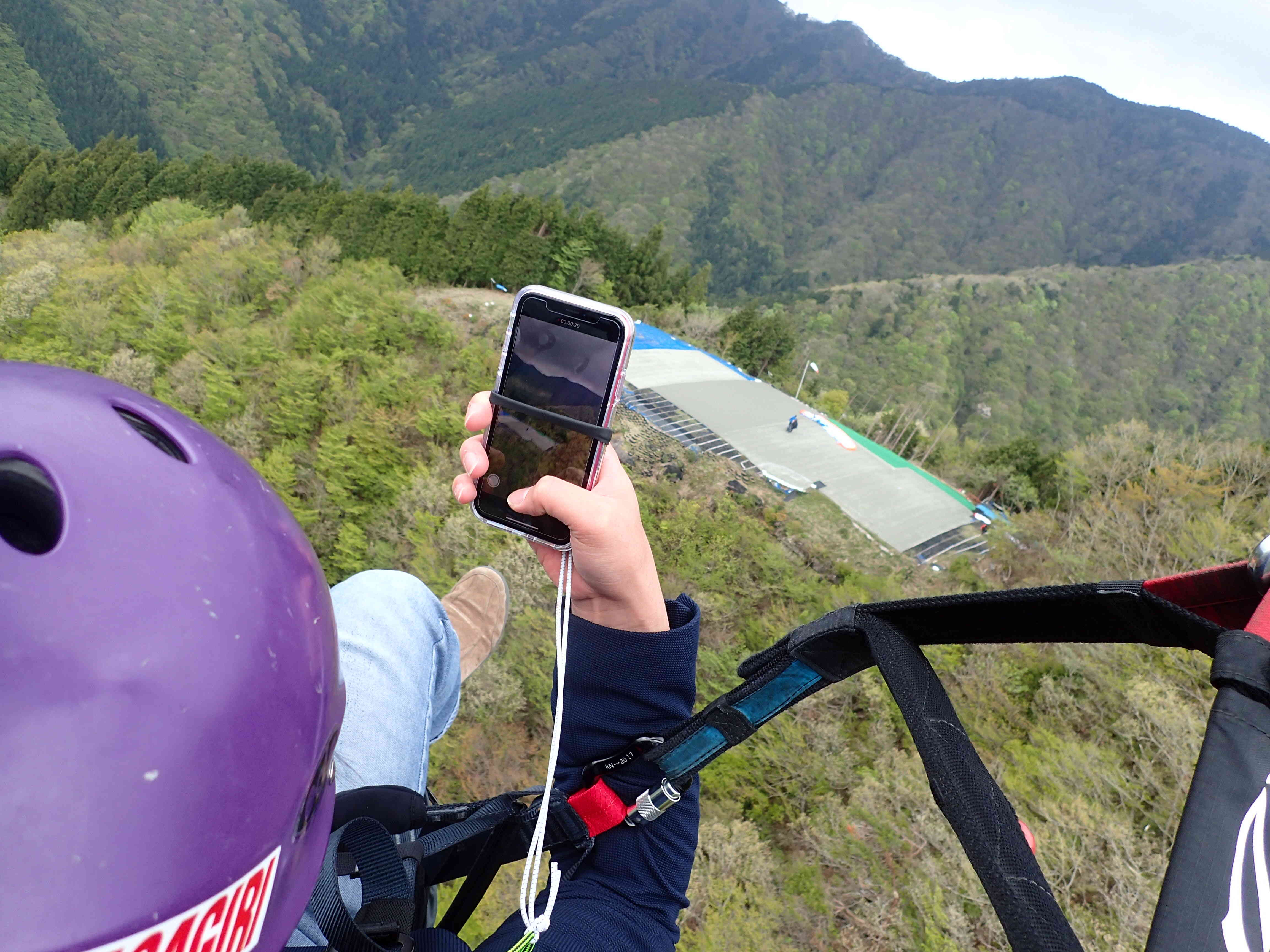 スマホは落下しないように固定いたします