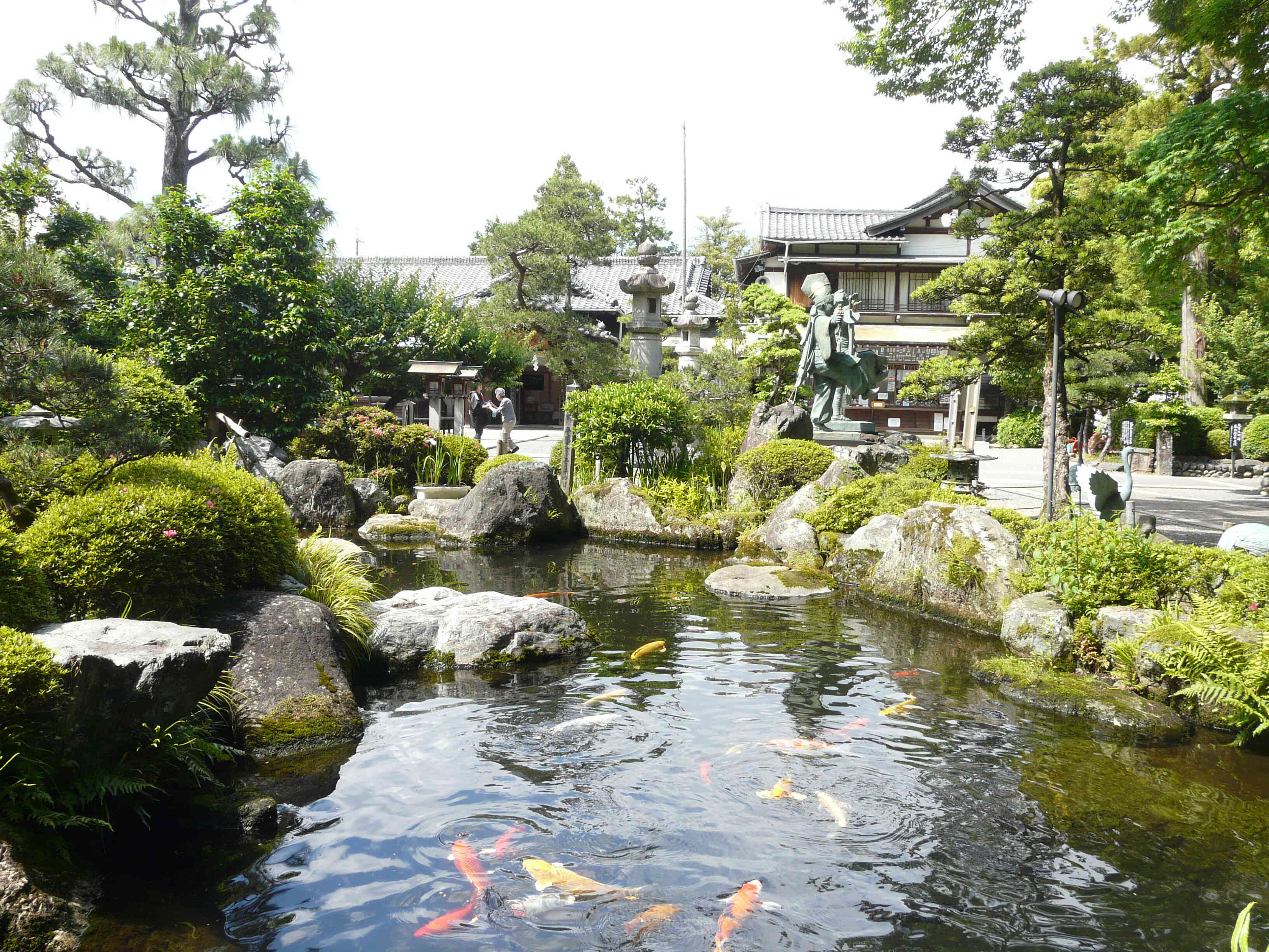 境内 大井川の伏流水からなる神池