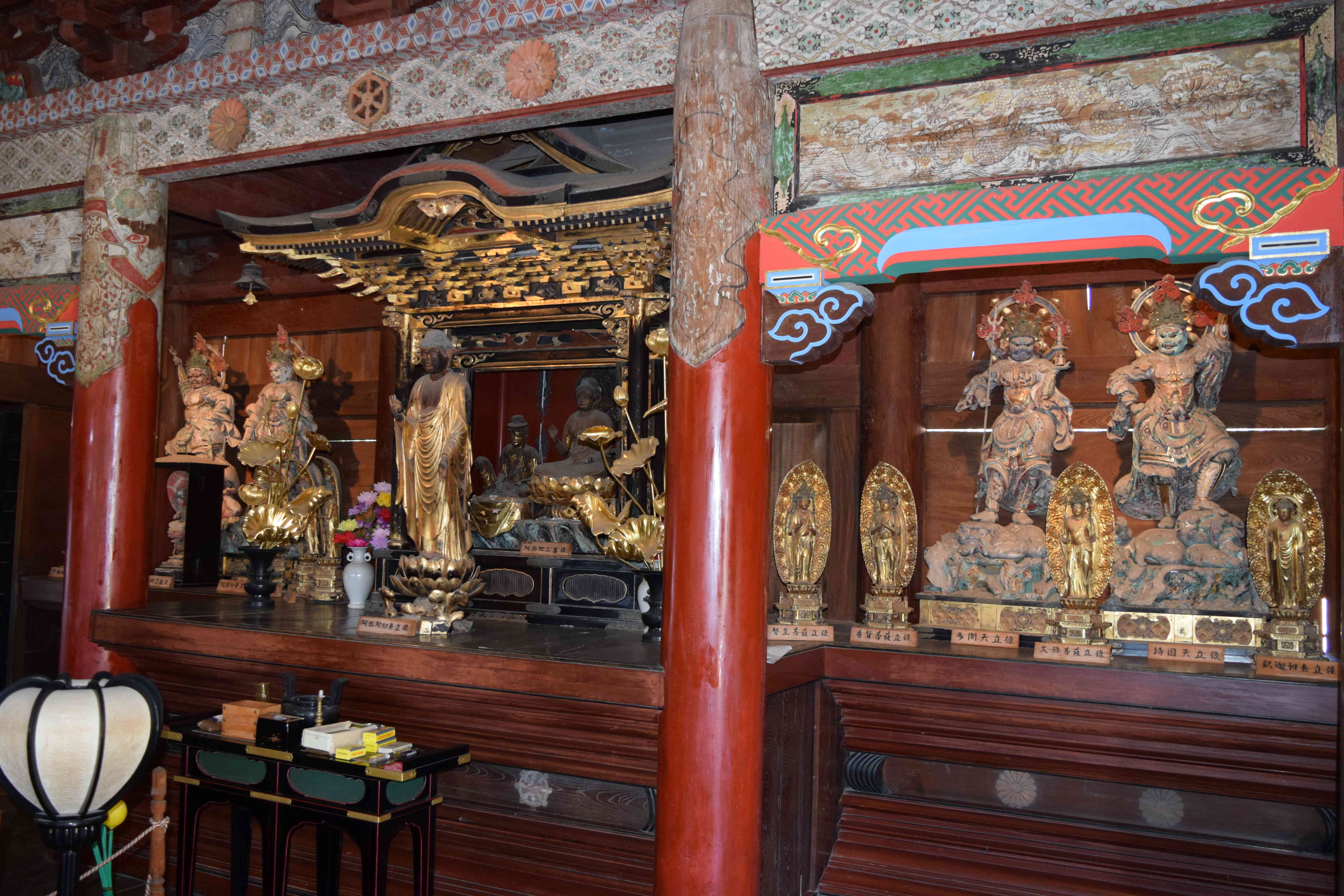 本堂内陣須弥壇の仏像