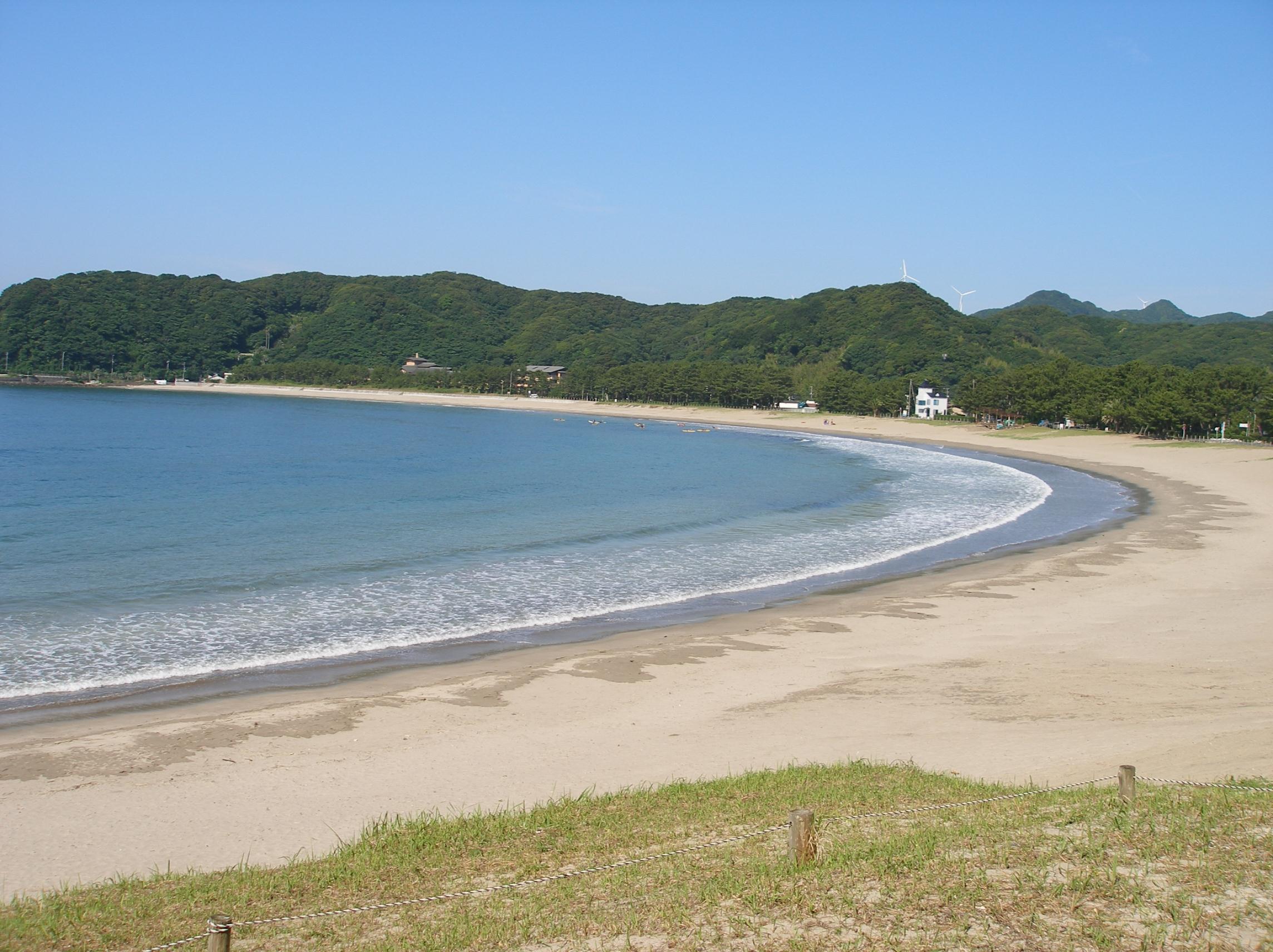 夏以外でも波音が心地よい海岸