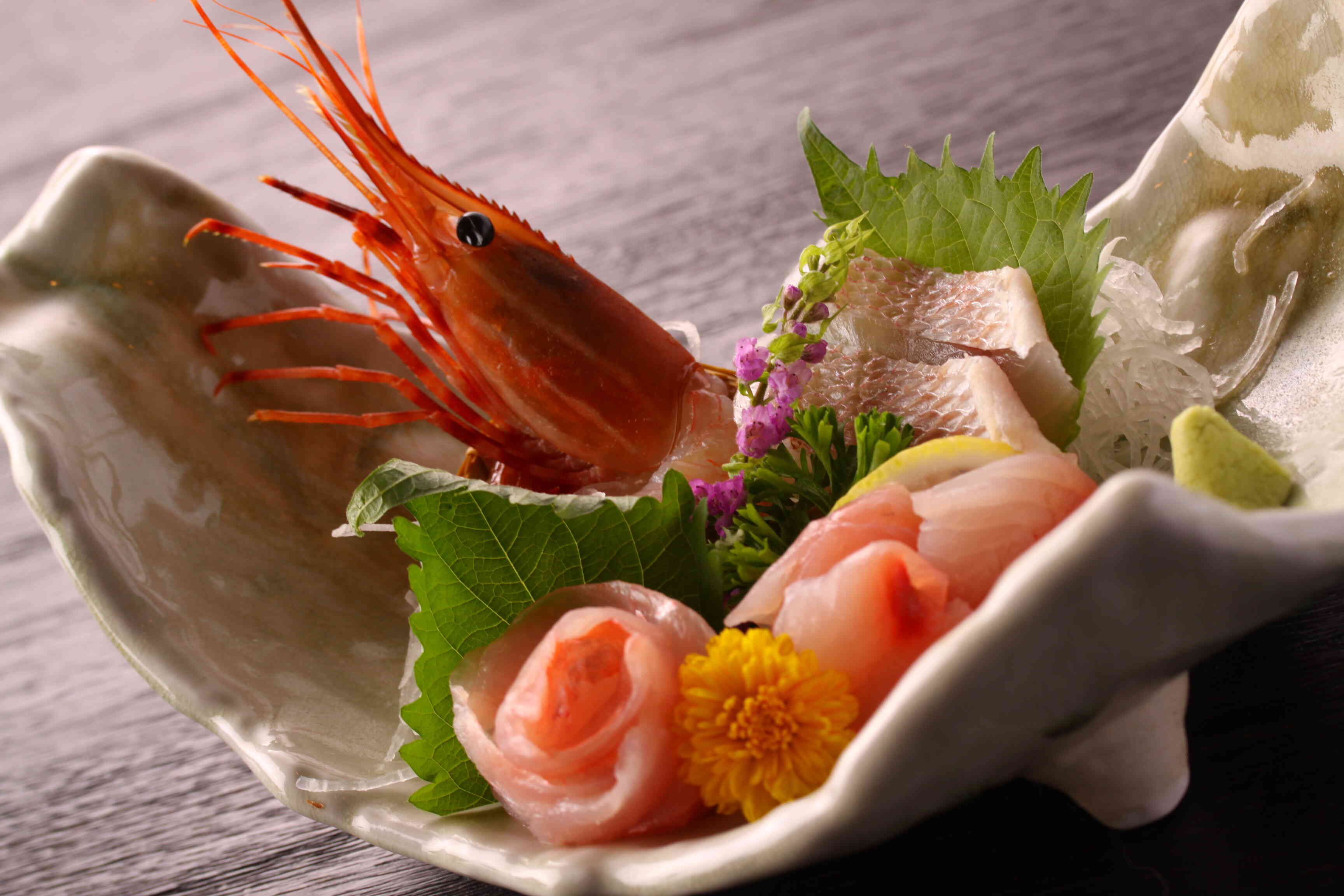 夕食は地の魚介や、和牛ともち豚のしゃぶしゃぶなど、愛犬と一緒に食事処で楽しめる