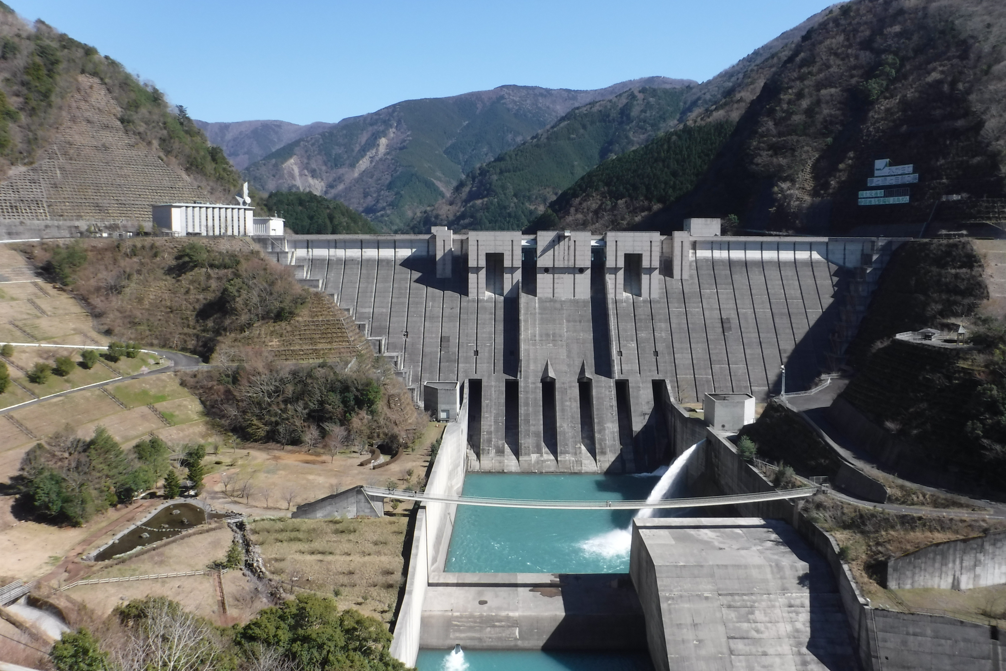 すぐ近くに壮大な長島ダムがあり、湖面でカヌー体験などができます。