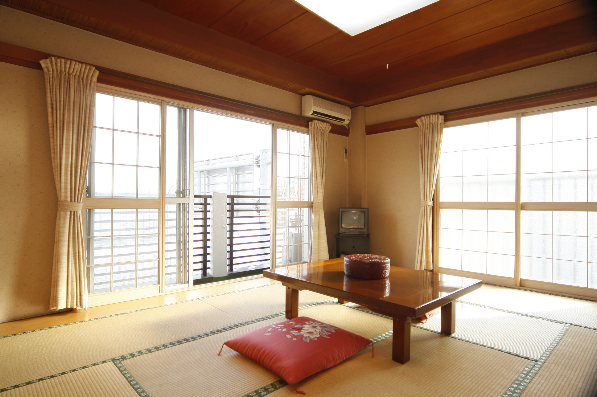 オーシャンビュー、トイレ付きのお部屋です。