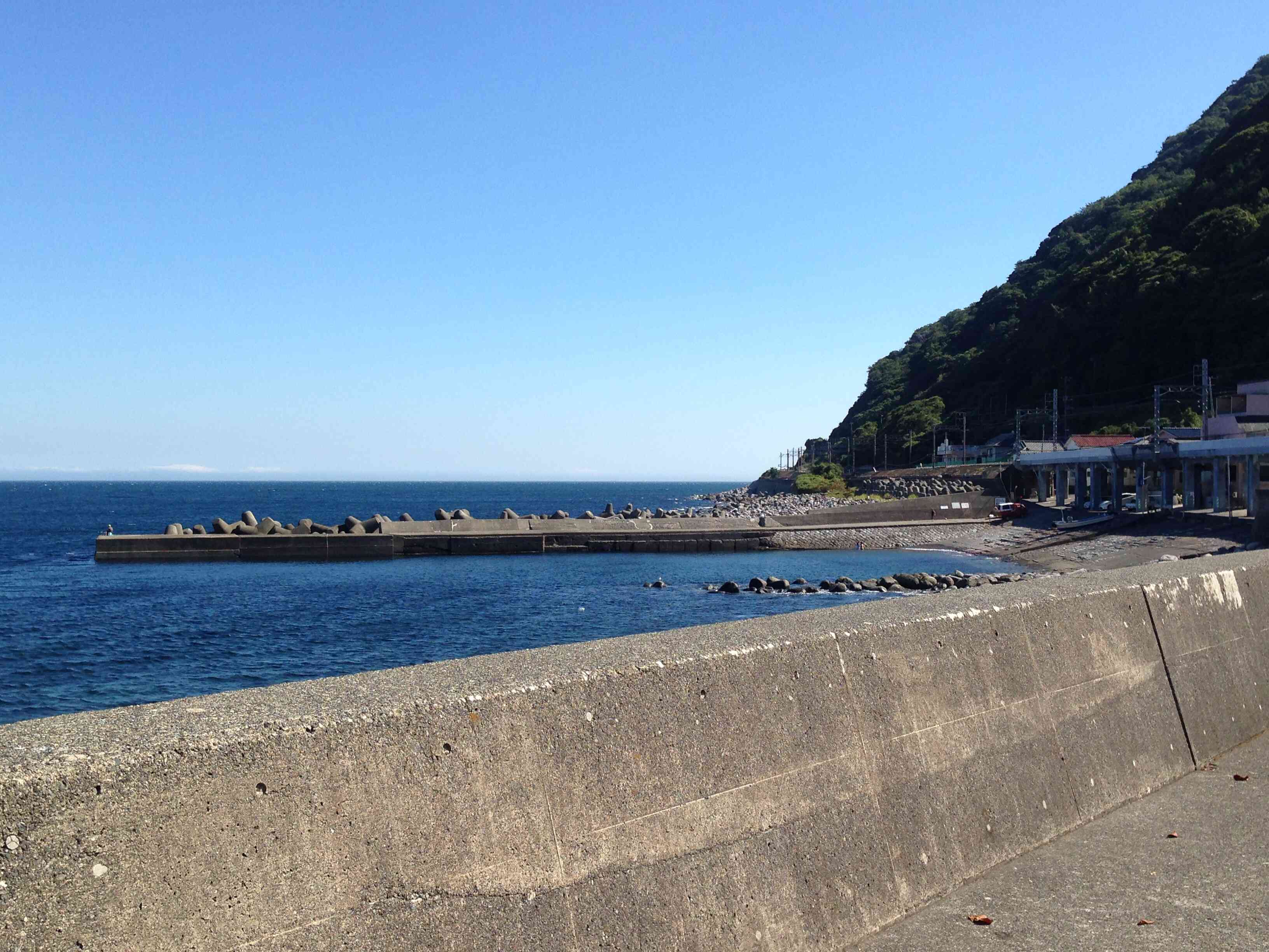 当宿から近くにある防波堤。休日は釣り人でいっぱいです。