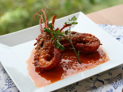 ご夕食は地魚刺身盛合せ、伊勢海老のチリーソース、旬野菜のバーニャカウダー、金目鯛のバルサミコソース、精米したてのライス、手作りケーキ、コーヒー又は紅茶のフルコースを。夏季は海遊びが長く出来るように伊豆の食材を使った和洋レストランをオープン。お気軽にご利用ください。また。この時期は歩いて行けるカフェが吉佐美大浜周辺はたくさんオープンします。