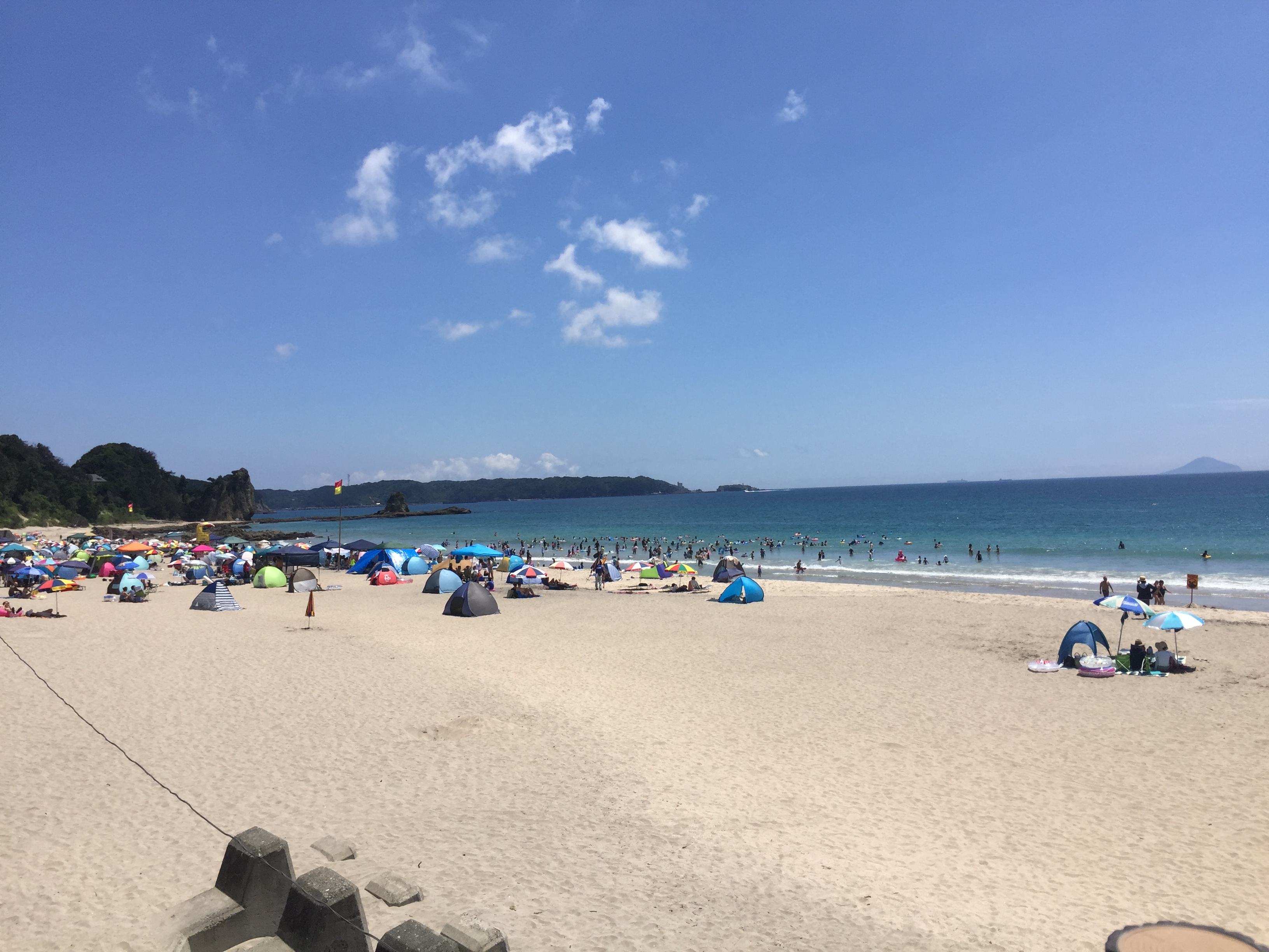 全国トップクラスの水質の吉佐美大浜ビーチまで館内から徒歩3分。広いビーチなので夏は海水浴とサーフィンと分かれて遊べます。ボンダイ戸外に温水シャワー、更衣室がありチェックイン前8時半より、チェックアウト後も15時まで駐車場とともに使っていただけます。