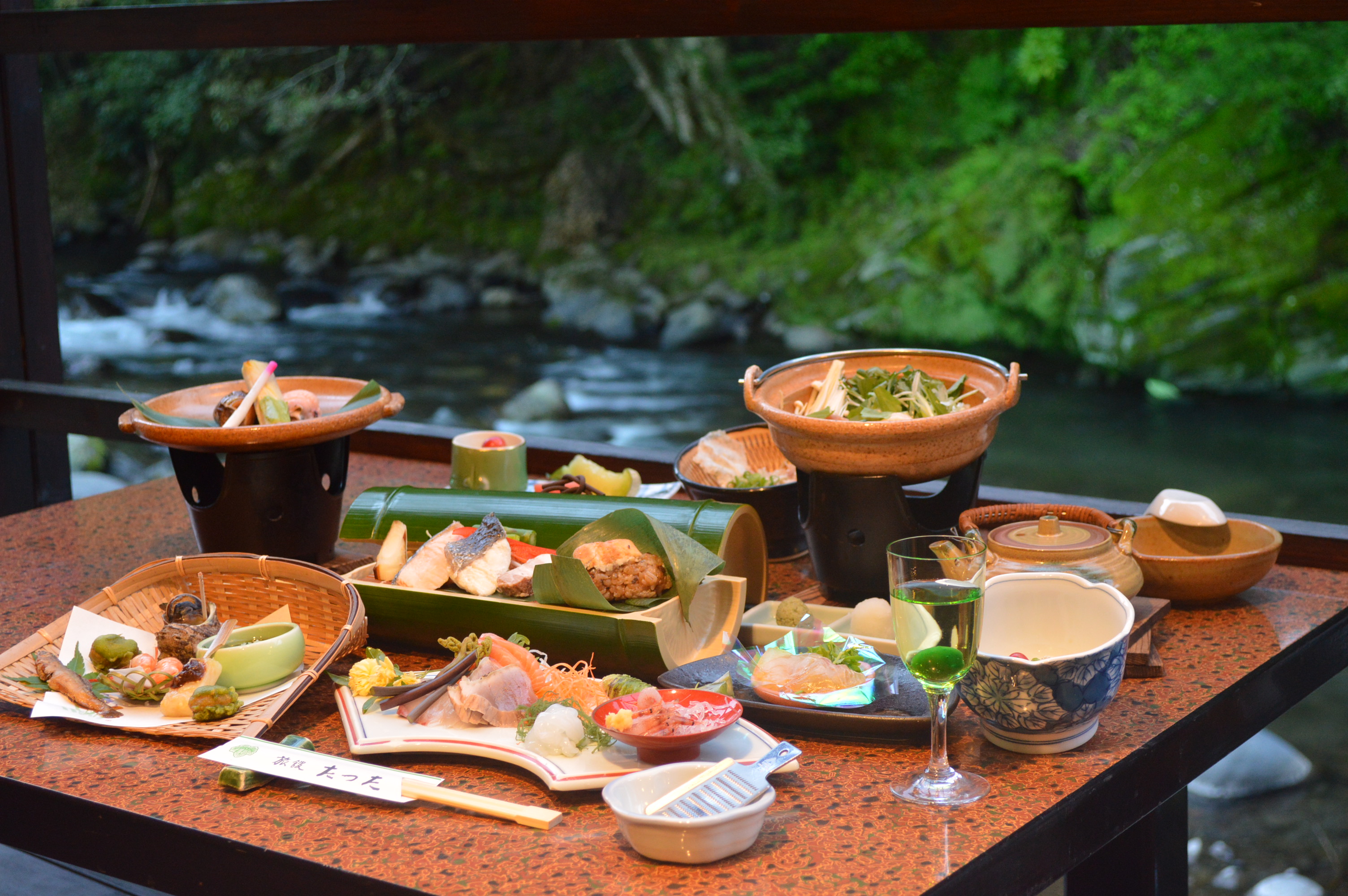 川床では天城の地物や季節の旬を盛り込んだ会席料理をお召し上がりいただけます