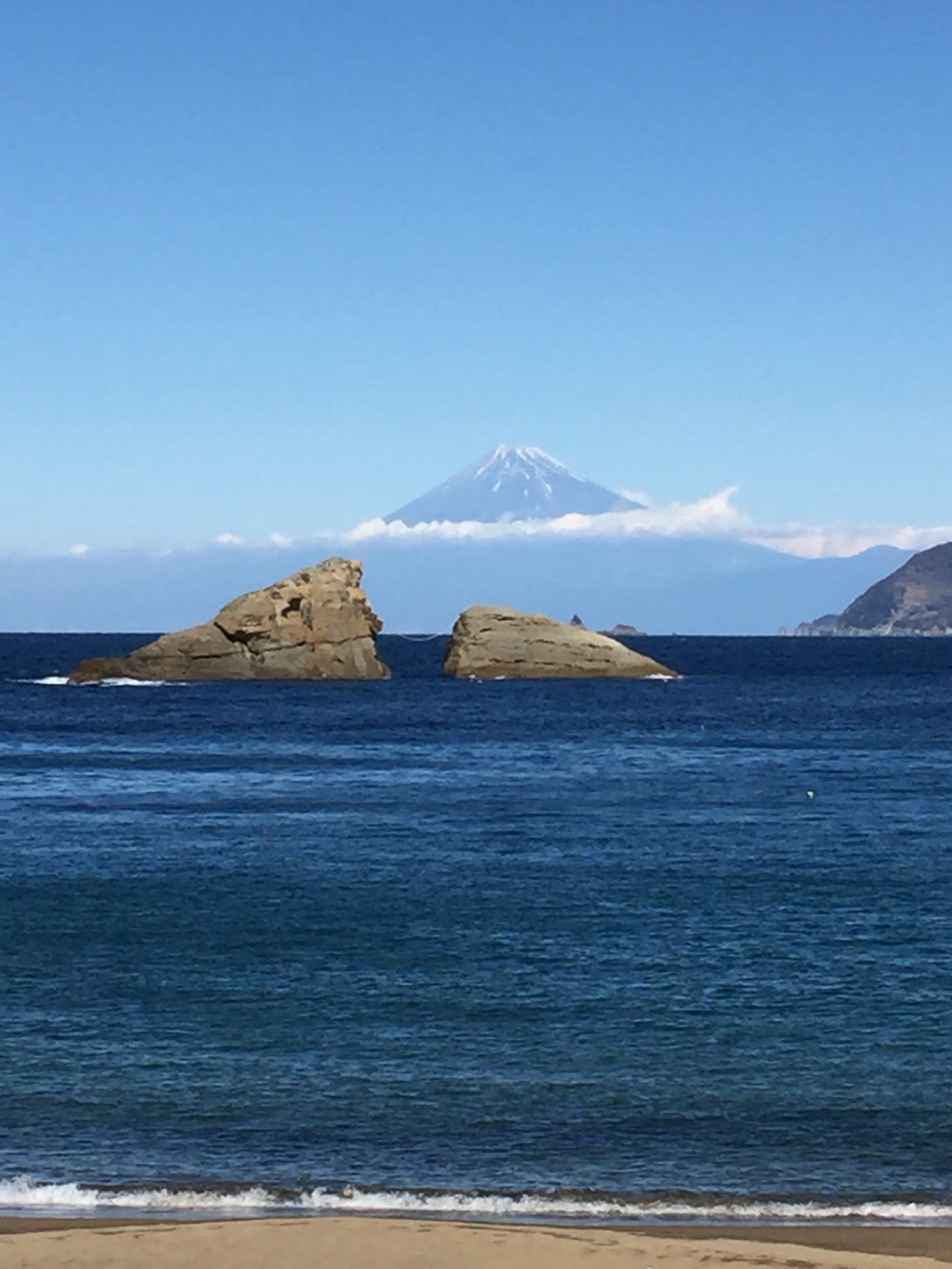 徒歩5分　海岸から見える夫婦岩と富士山