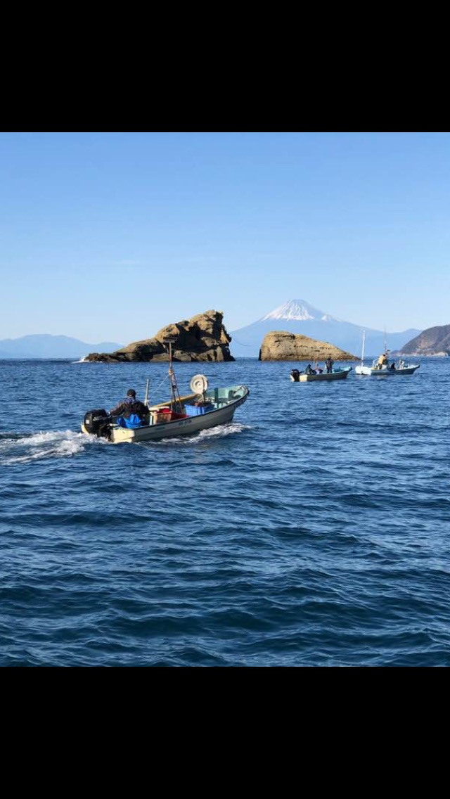 刺し網漁に出漁する「徳龍丸」