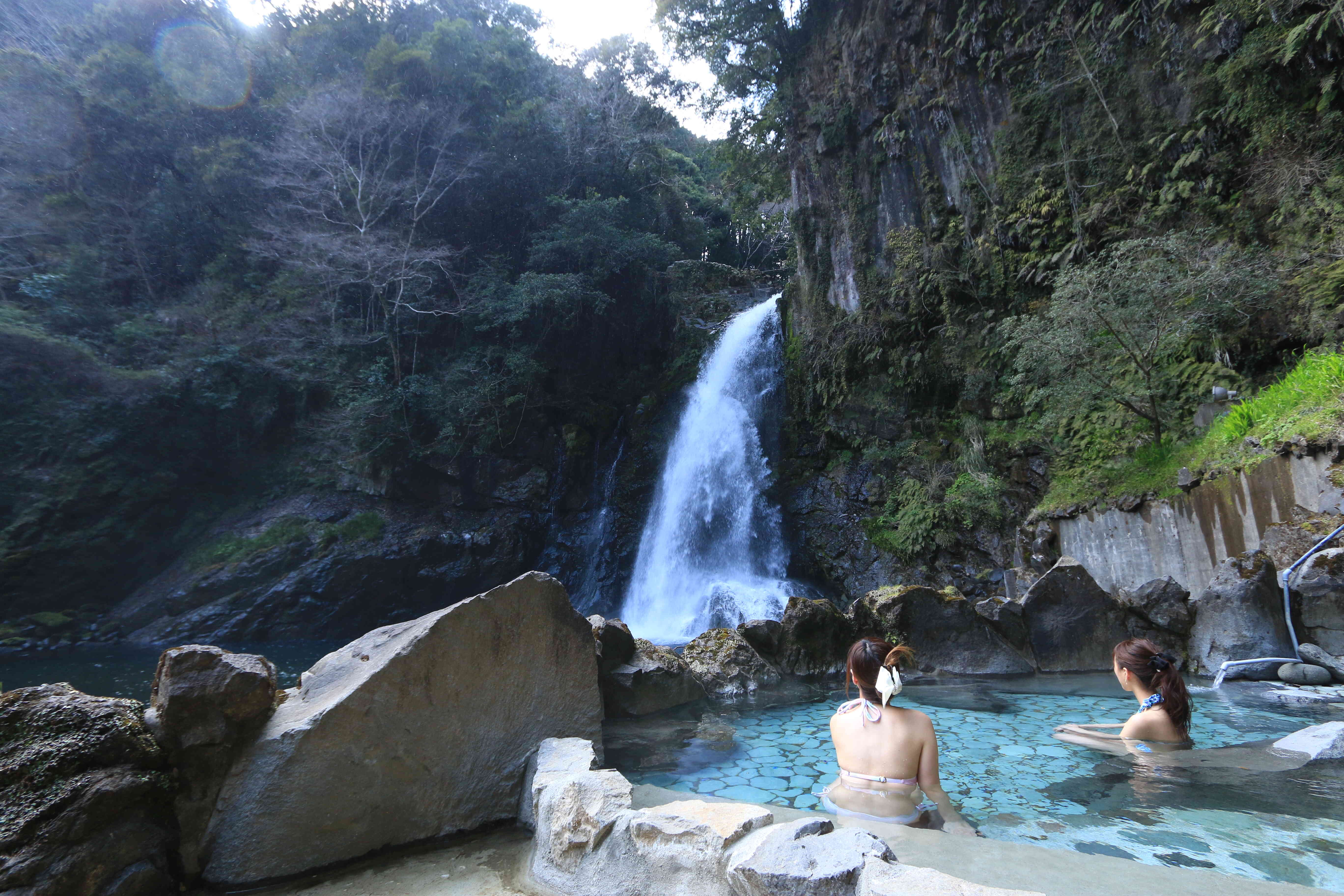 伊豆最大級の滝「大滝」、そのしぶきを肌で感じて入る「しぶきの湯」。