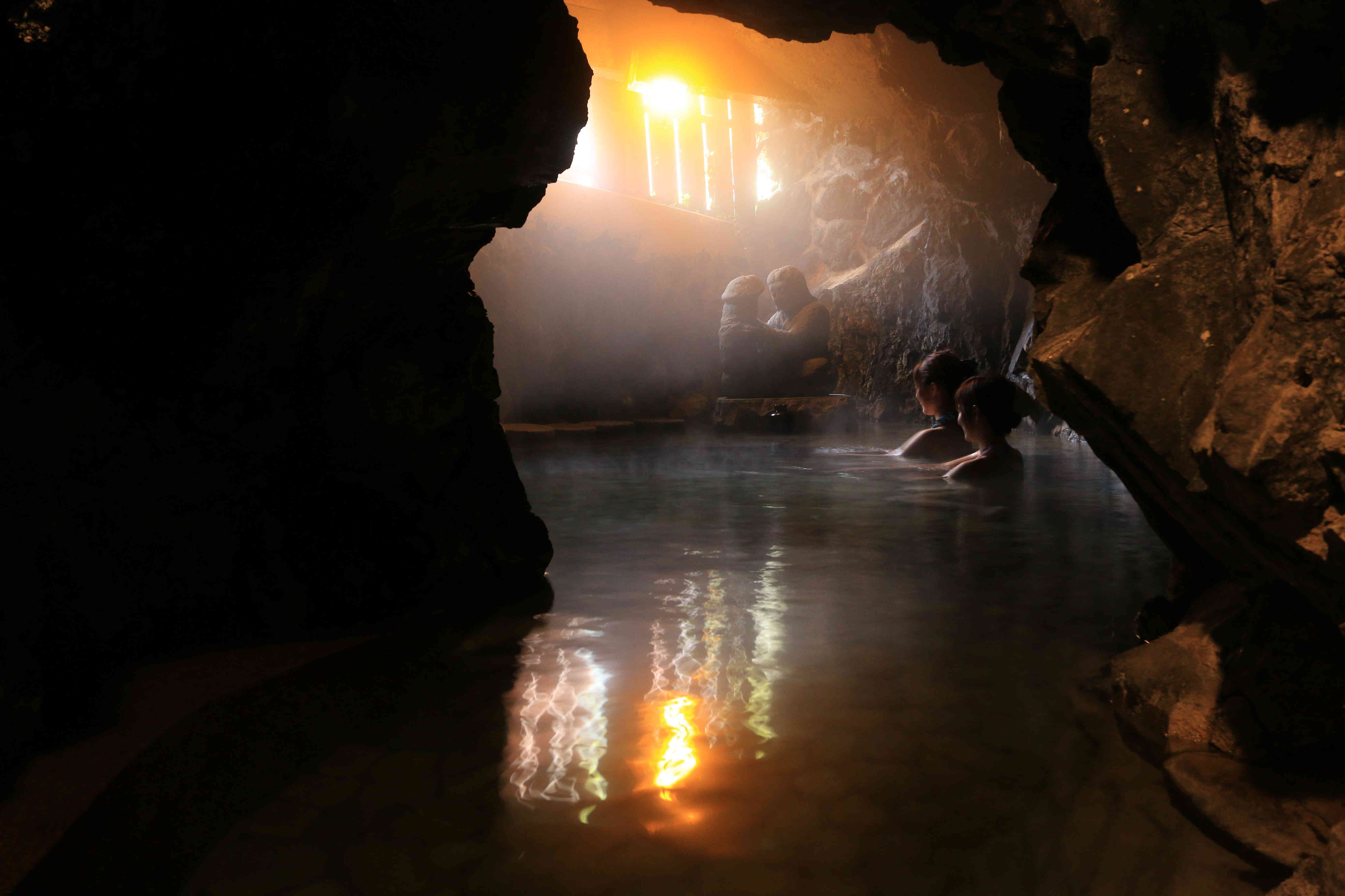 本館を出て最初にある「洞穴の湯」は完全貸切。ちょっと薄暗い神秘的なお風呂。