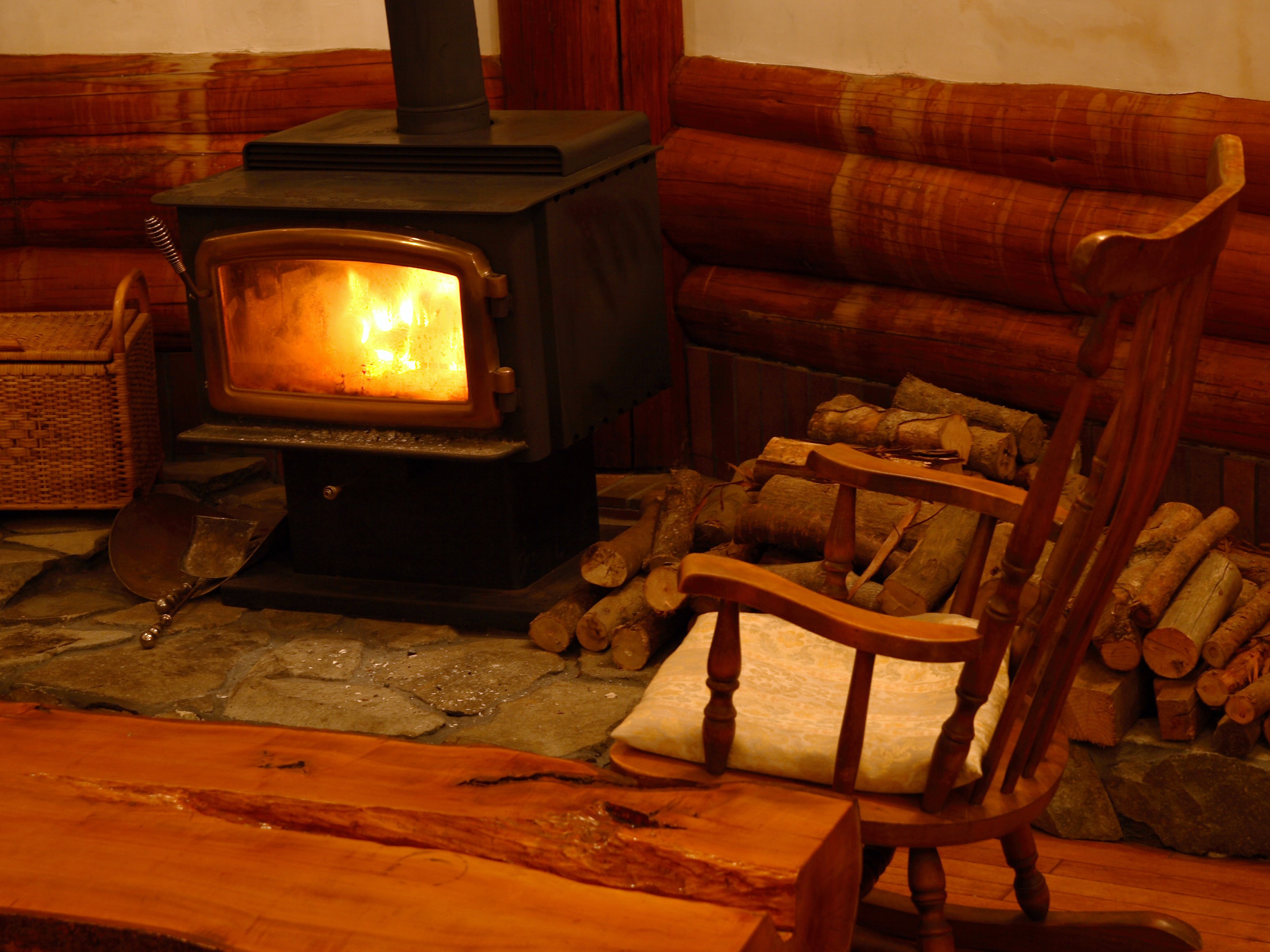 太い薪を入れられる大きな開口部のカナダ製Regencyの薪ストーブ(暖炉)は看板猫もお気に入りの場所