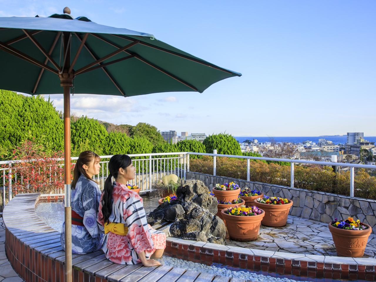 天気がいい日は、伊東の街並みとその先に広がる水平線が愉しめる天然温泉の「展望足湯」がおすすめ。夏は、ガーデンプールもオープン。プールサイドには、同ホテルゆかりの童謡「みかんの花咲く丘」の歌碑が建っております。