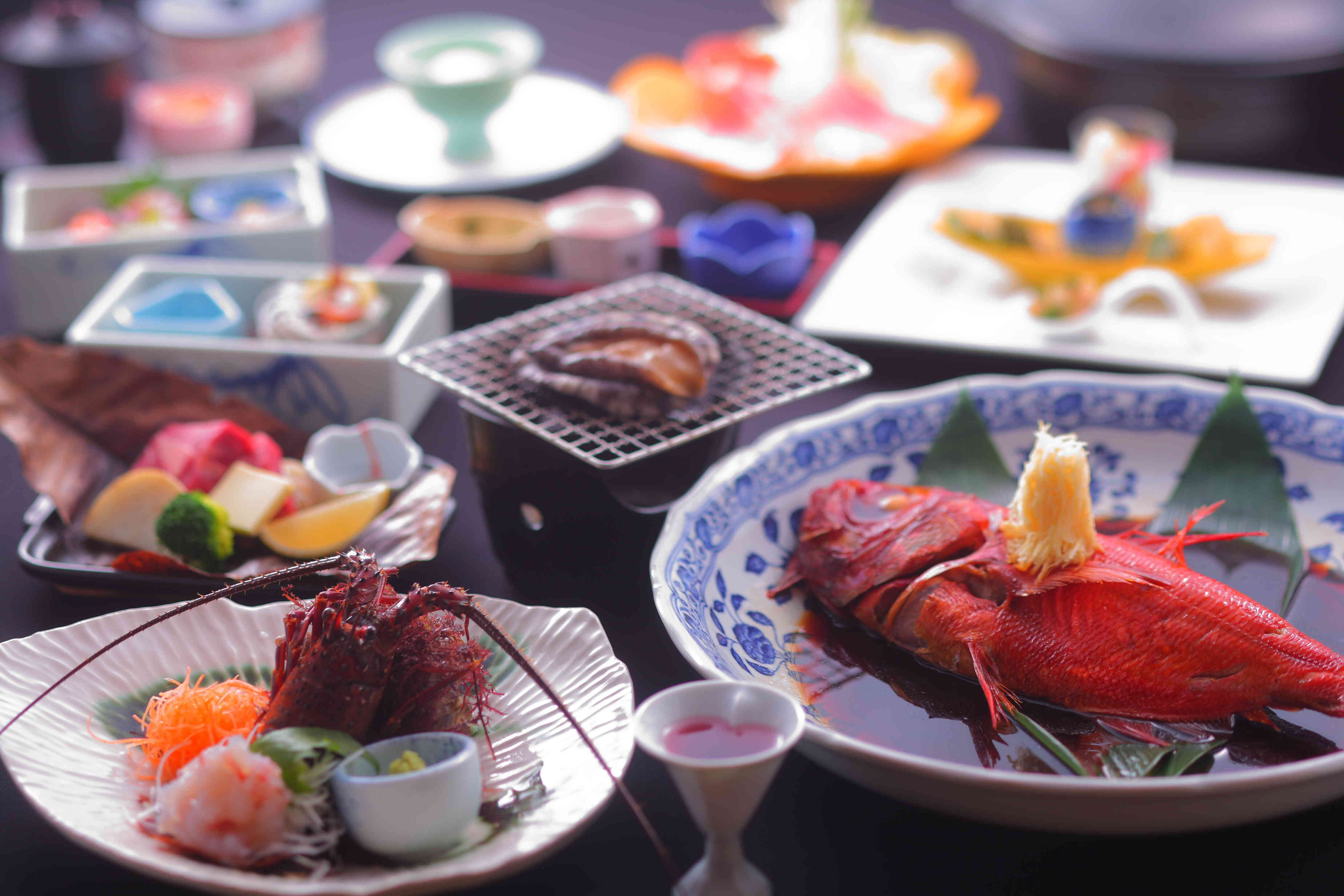 伊勢海老、アワビ、金目鯛付のお料理が人気
