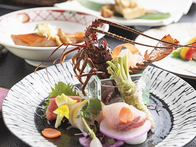 露天風呂が付いたお部屋用に提供されるご夕食の一例。