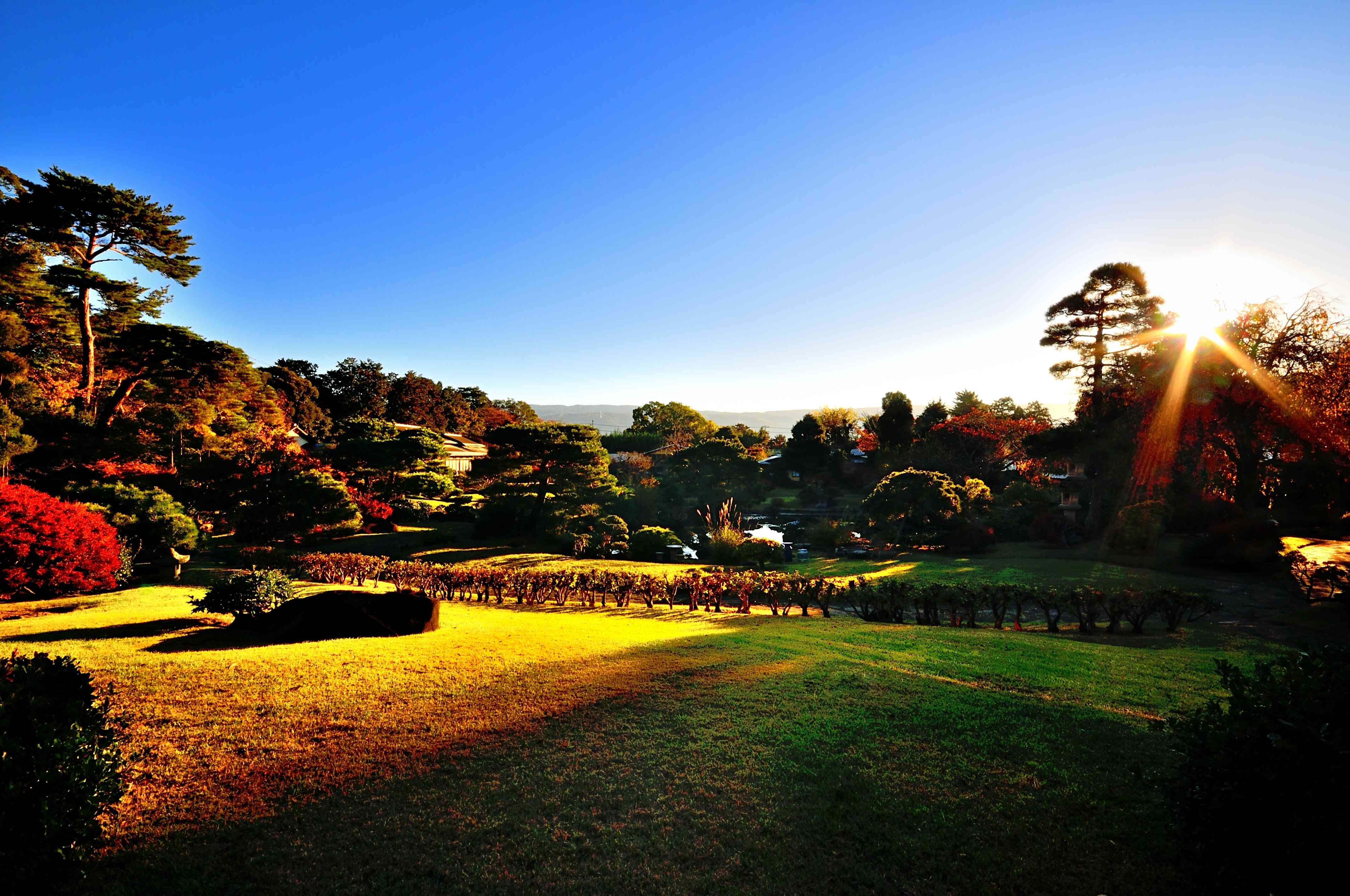 約3，000坪の日本庭園
時間帯・季節によって異なった景色がご覧いただけます