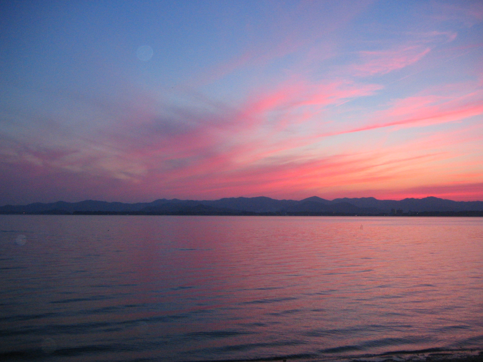 浜名湖の夕暮れ、当館前から撮影