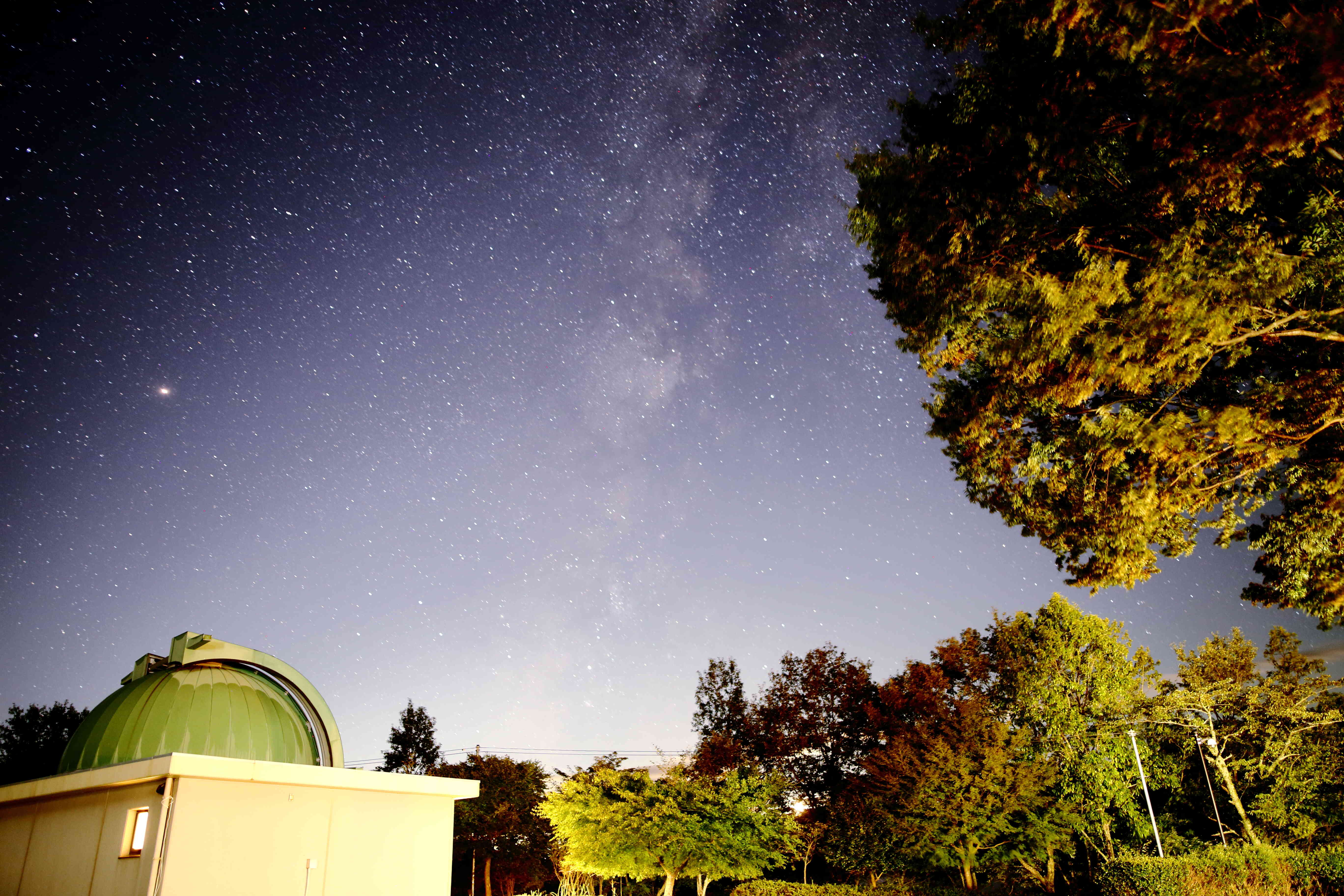 天体観測ができる三ツ星天文台を併設