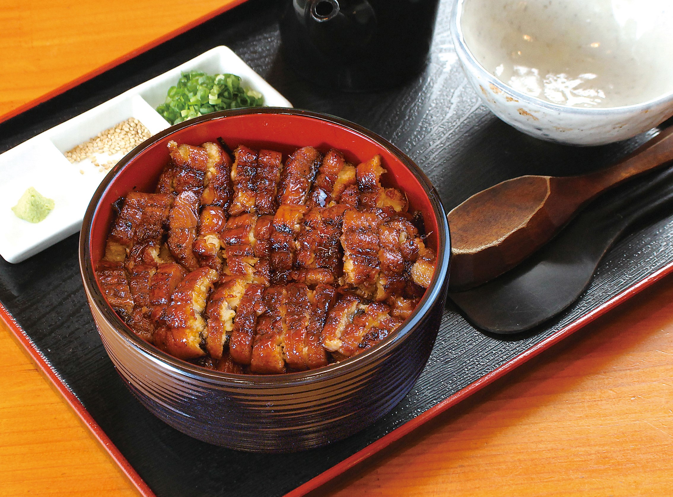 うなぎの蒲焼を細かく刻んでご飯にまぶした「ひつまぶし」。
美味しいお召し上がり方も、店内でご紹介中です！