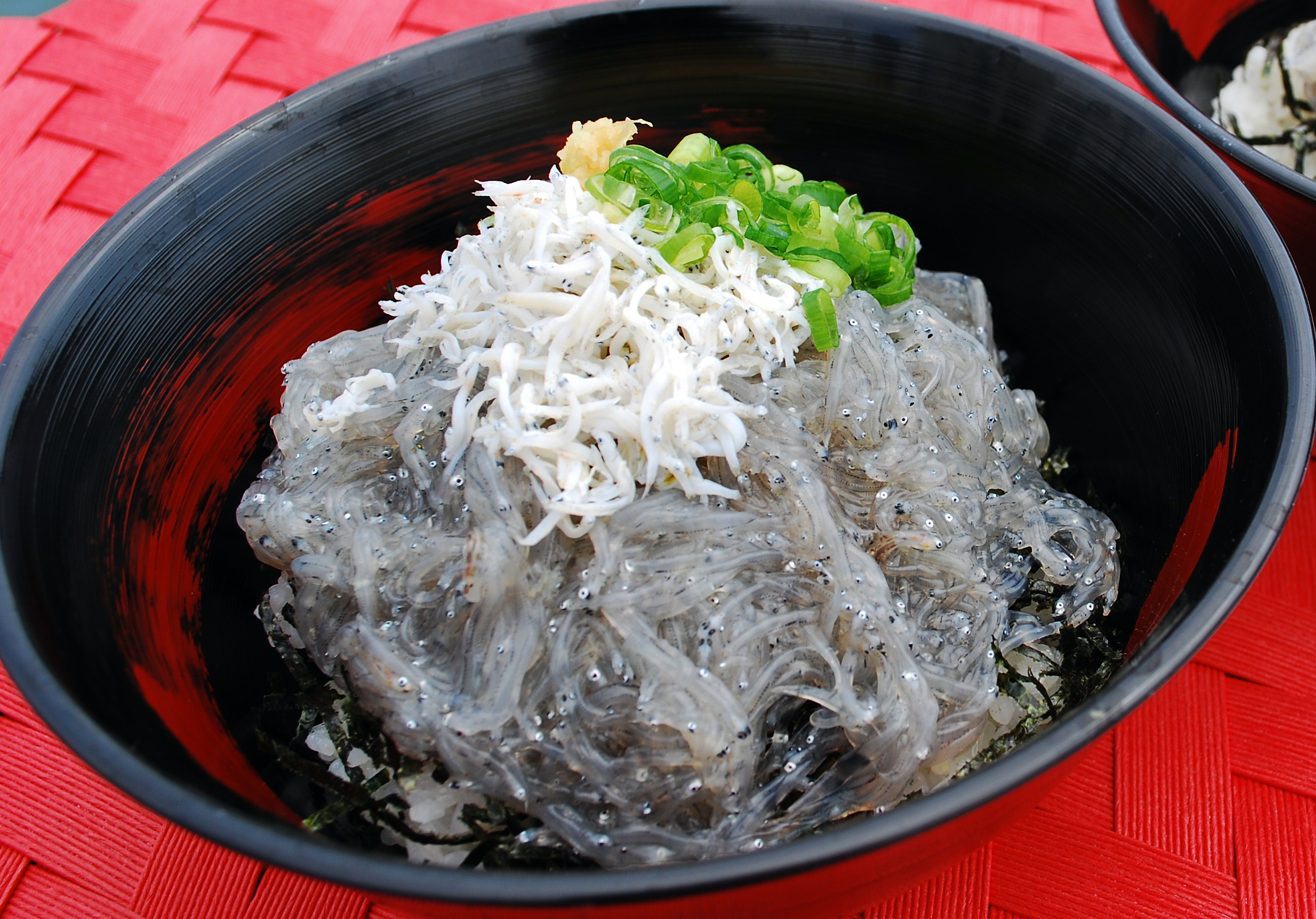 しらすの水揚げのあったとき登場、通常の生しらす丼の1.5倍の生しらすと雪に見立てた釜揚げしらすが富士山のようです。
「ぷりぷり生しらす丼富士山盛」1000円