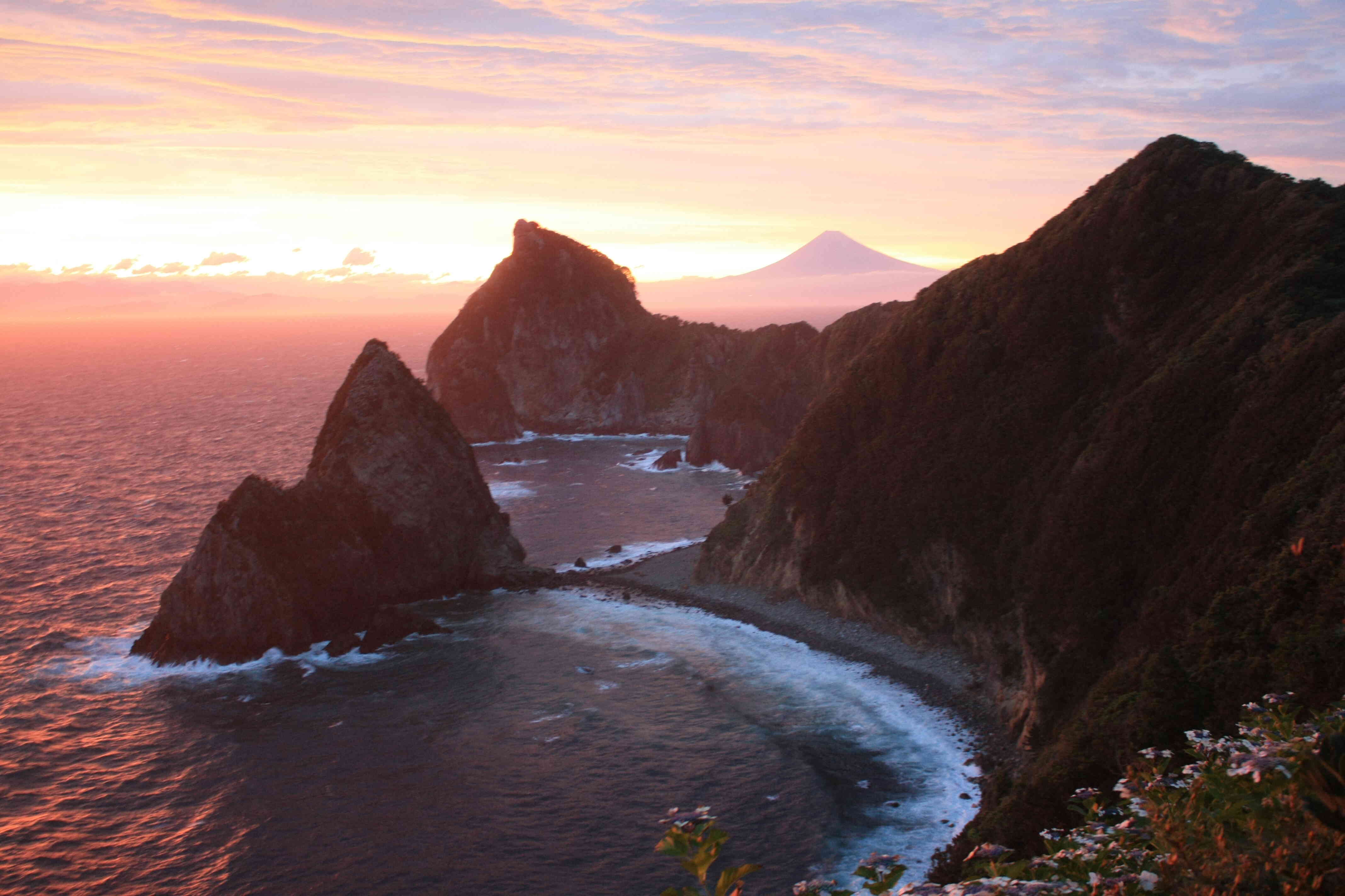 夕陽に染まる富士山