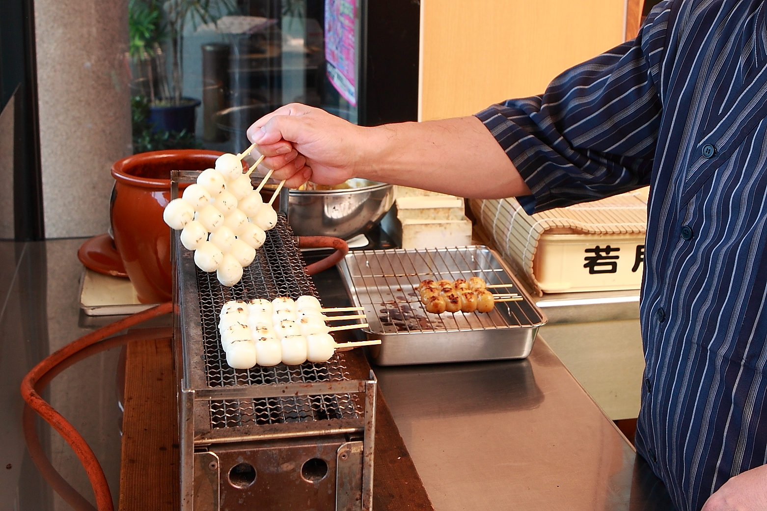 お米が美味しいだんご。焼きながら販売しています。