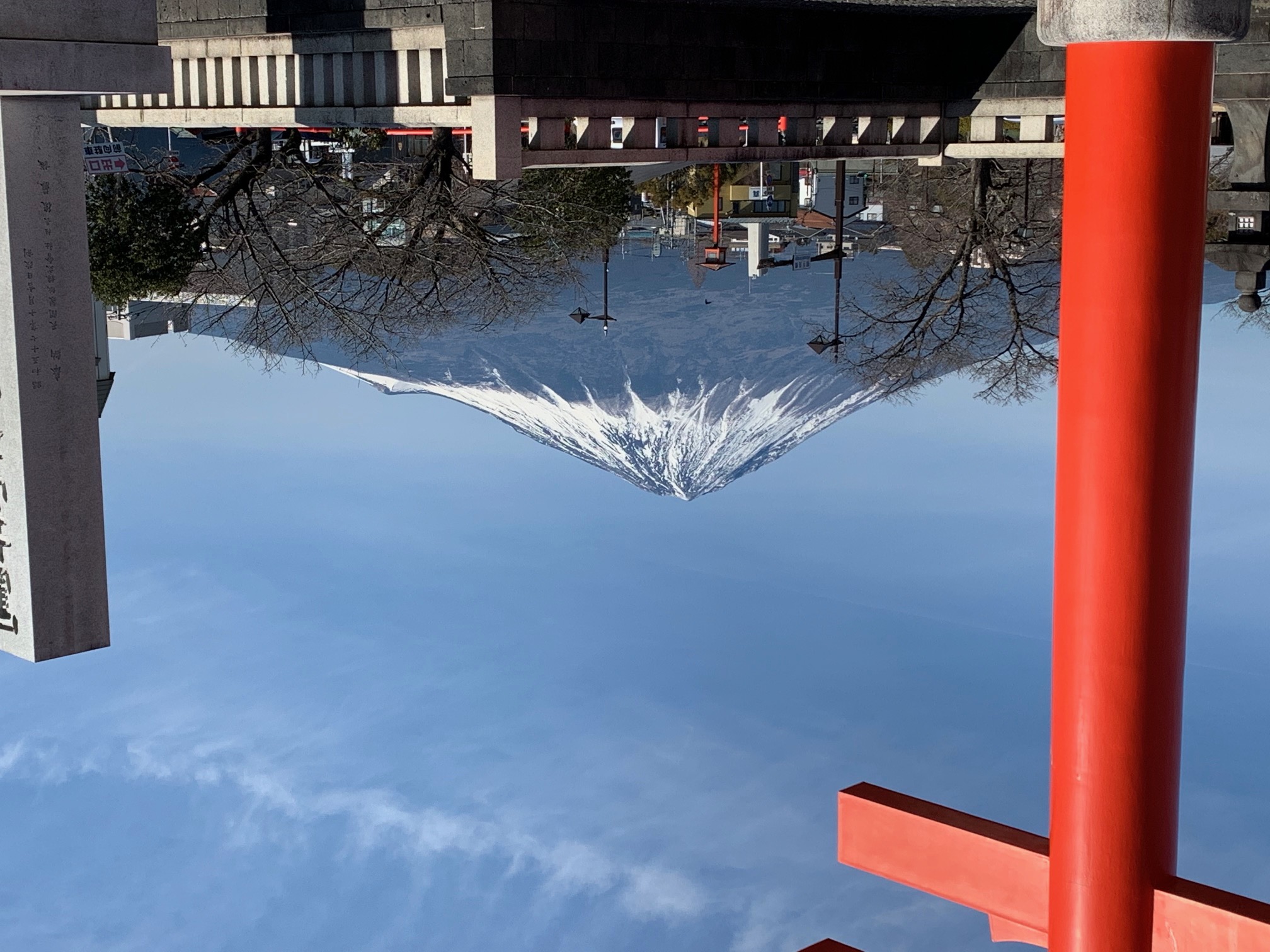 売店正面にそびえる富士山