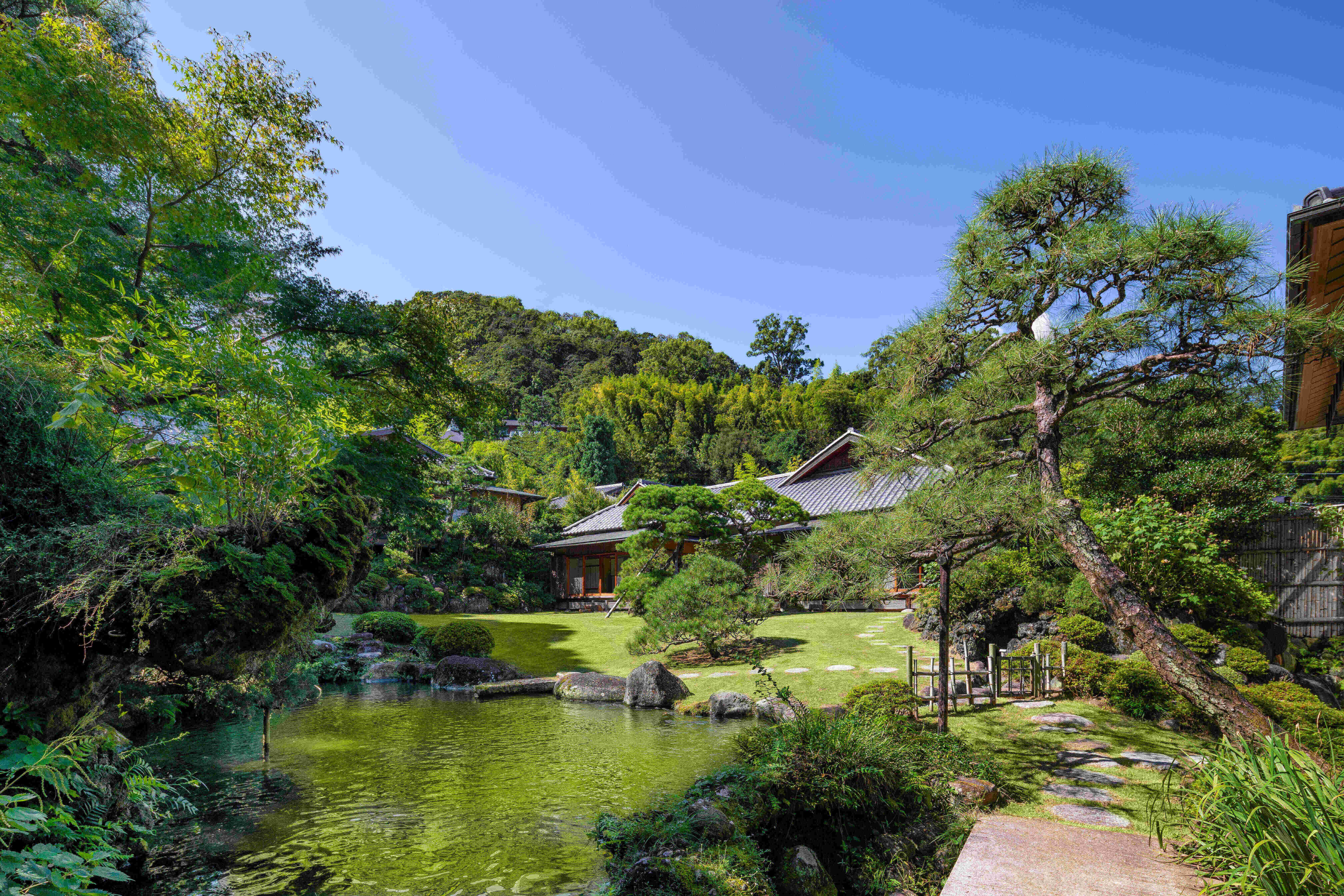 敷地内に広がる日本庭園は、造園界で名高い斎藤一夫博士に監修されました。
自然との調和がとれた演出、そして本館と庭園を結ぶ石造りの散策路もまた、和の風情を豊かに感じさせてくれます。